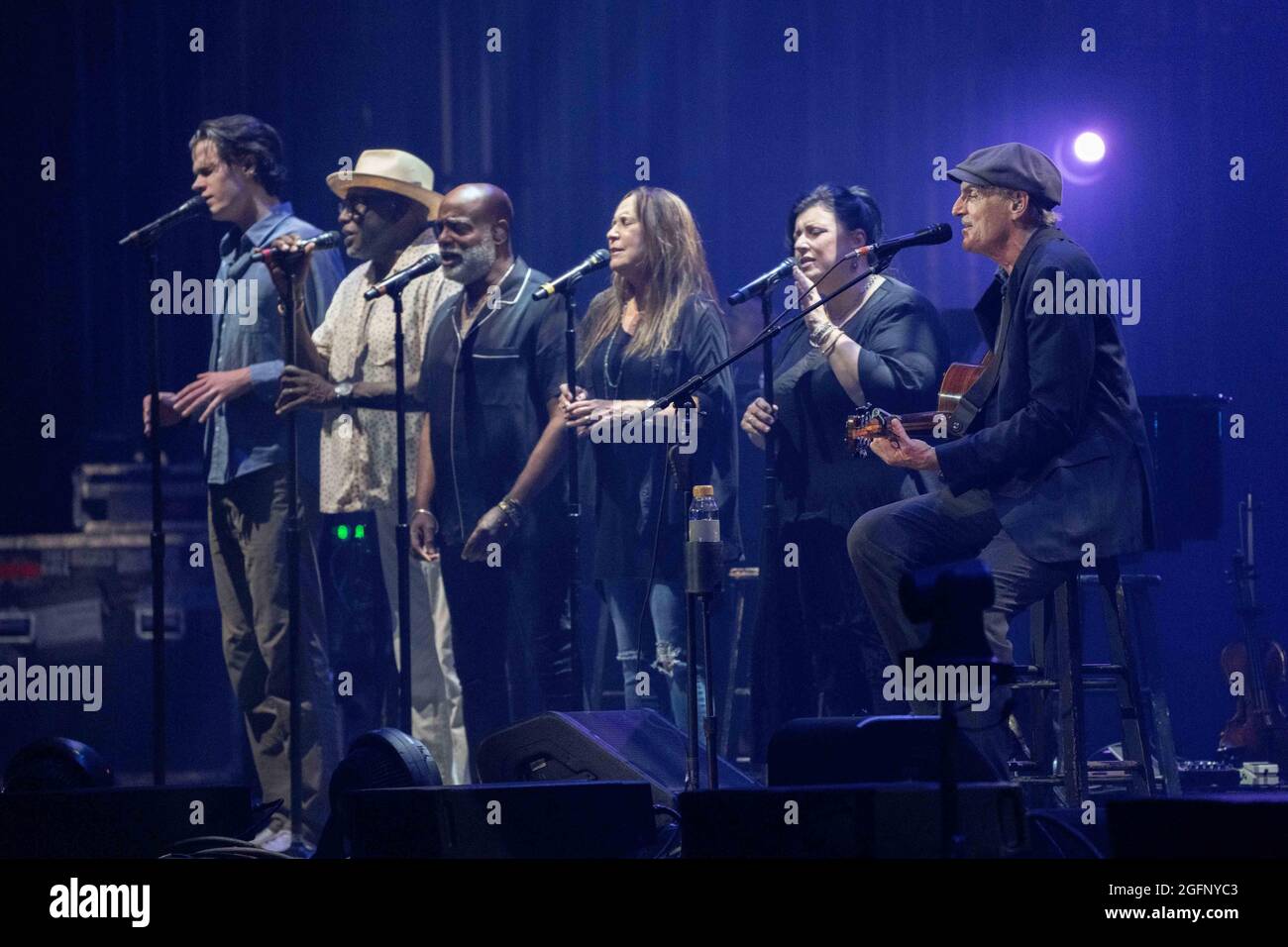 25 agosto 2021, Camden, New Jersey, USA: JAMES TAYLOR suona al BB&T Pavilion di Camden, New Jersey. Jackson Browne e TAYLOR sono in tour insieme. TAYLOR si unì a Browne sul palco verso la fine del suo set per cantare il pretendente, tra gli altri. Brown ha restituito il favore alla fine del set di TAYLORâ. Il figlio di TAYLORâ, HENRY TAYLOR, all'estrema sinistra, è in tournée con l'All Star Band. (Credit Image: © Jim Z. Rider/ZUMA Press Wire) Foto Stock