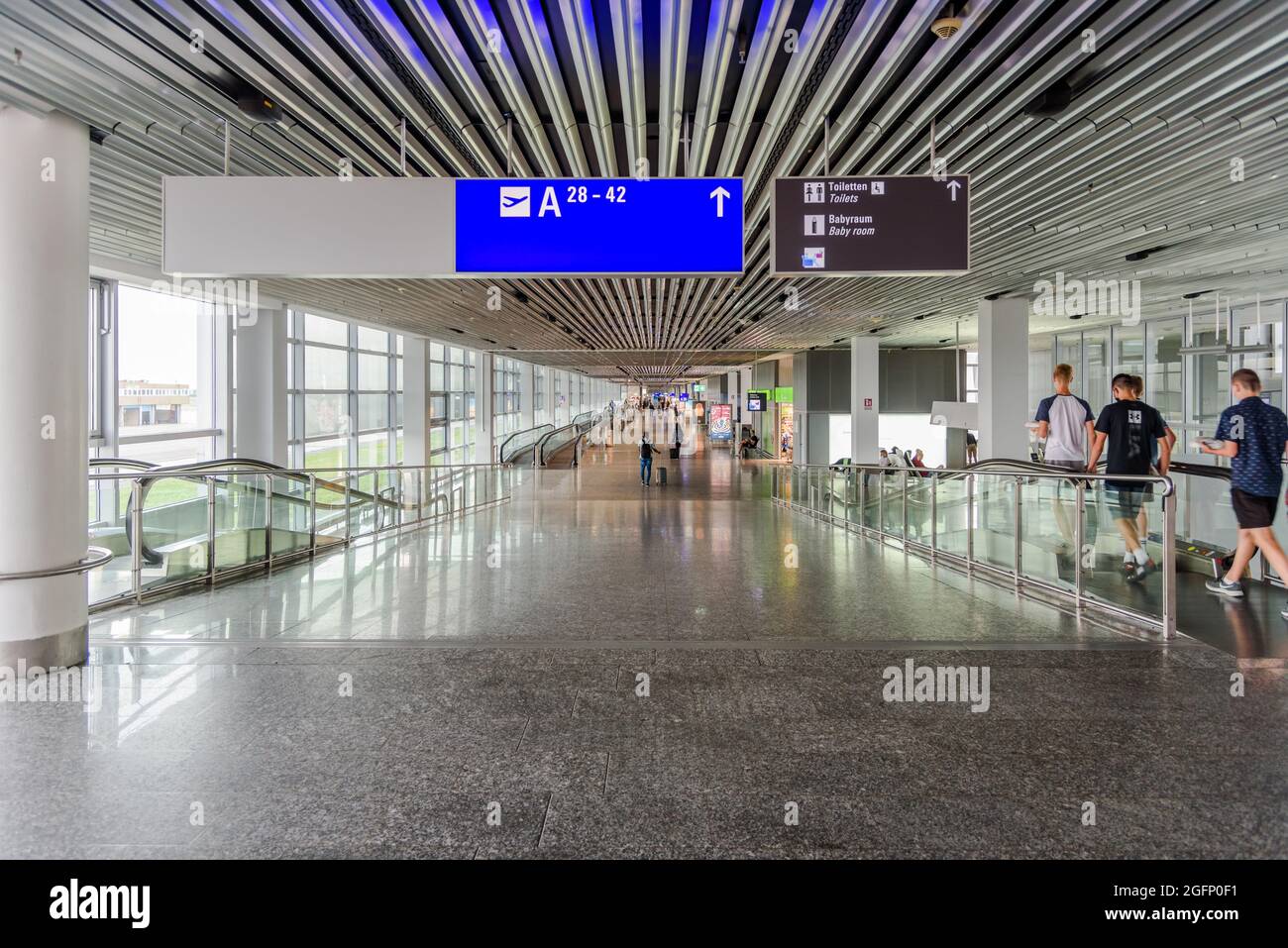 Vista dell'interno non affollato del Terminal 1 dell'aeroporto internazionale di Francoforte (fra) con la limitazione di viaggio di Covid-19 (luglio 2021) Foto Stock