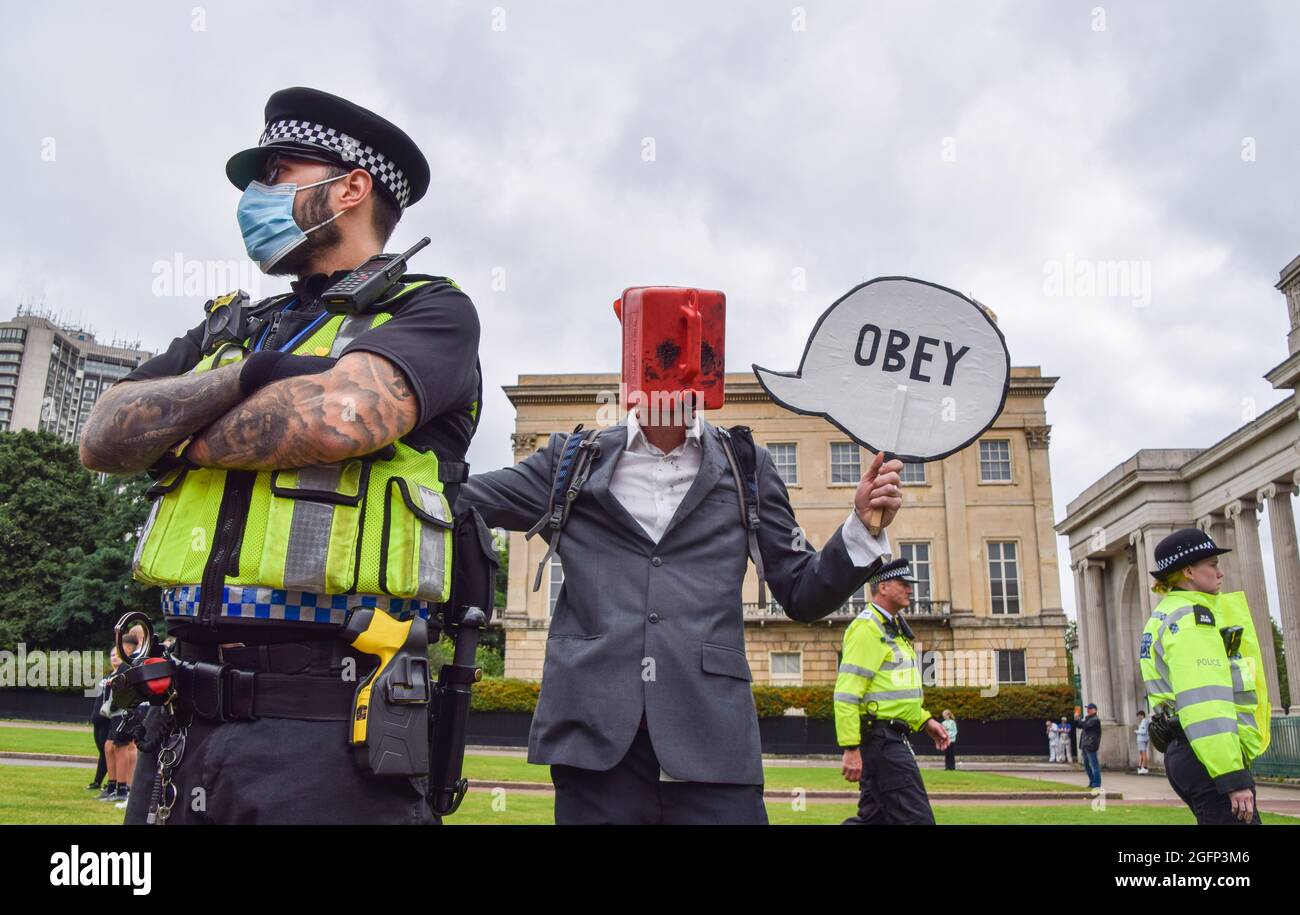 Londra, Regno Unito. 26 agosto 2021. Manifestanti a Hyde Park Corner. I manifestanti di estinzione della ribellione hanno marciato da Hyde Park al Department for Business, Energy and Industrial Strategy come parte della loro campagna di due settimane, Impossible Rebellion, chiedendo al governo britannico di agire in modo significativo sulla crisi climatica ed ecologica. (Credit: Vuk Valcic / Alamy Live News) Foto Stock