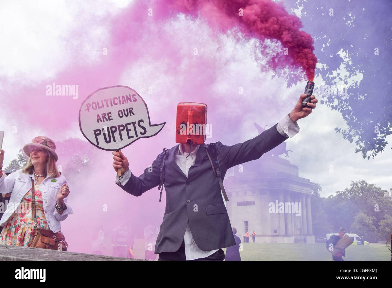 Londra, Regno Unito. 26 agosto 2021. Manifestanti a Hyde Park Corner. I manifestanti di estinzione della ribellione hanno marciato da Hyde Park al Department for Business, Energy and Industrial Strategy come parte della loro campagna di due settimane, Impossible Rebellion, chiedendo al governo britannico di agire in modo significativo sulla crisi climatica ed ecologica. (Credit: Vuk Valcic / Alamy Live News) Foto Stock