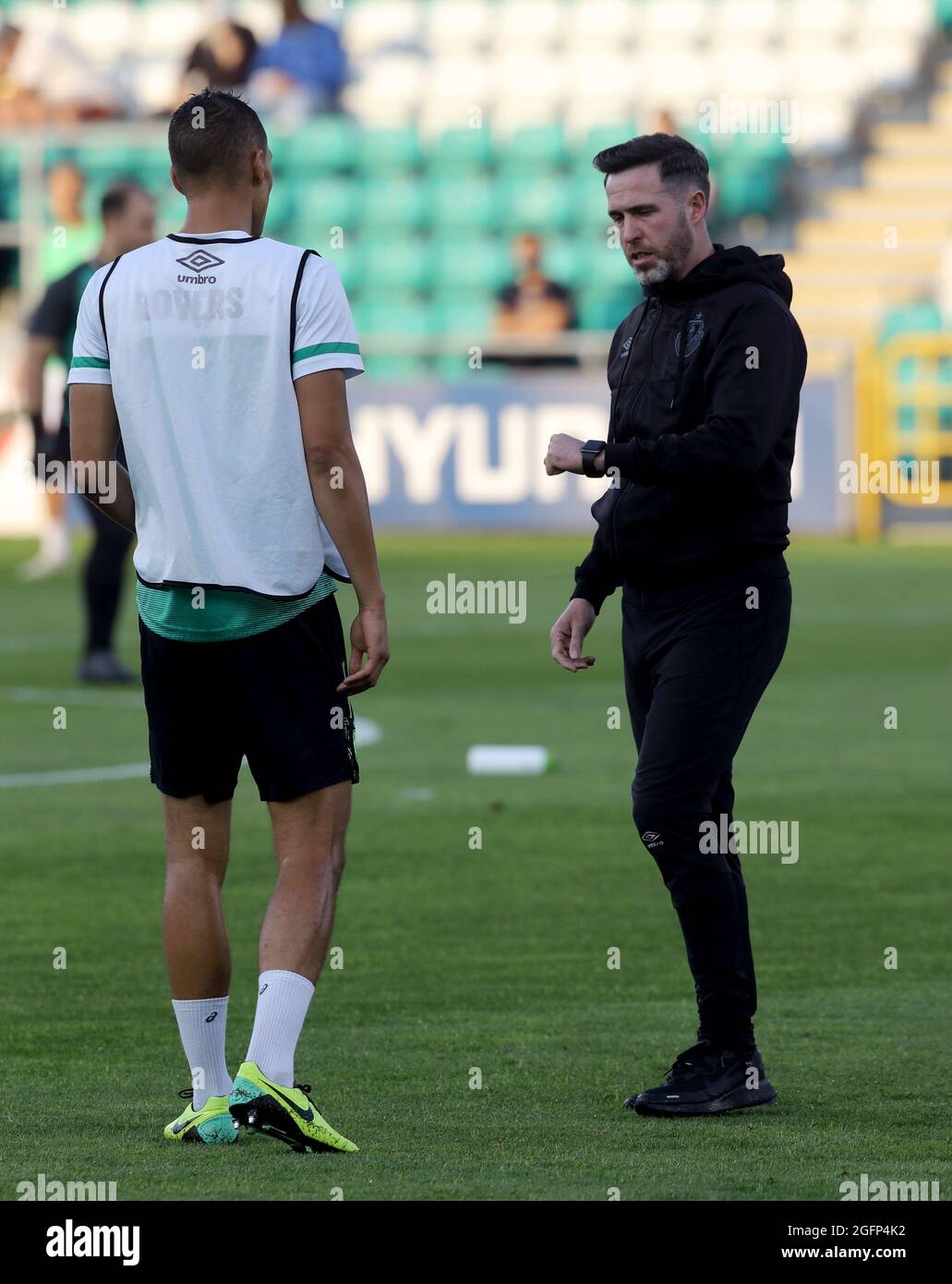 Stephen Bradley, direttore di Shamrock Rovers, parla con un giocatore in vista dei Play-off della UEFA Europa Conference League, seconda partita al Tallaght Stadium di Dublino. Data foto: Giovedì 26 agosto 2021. Foto Stock