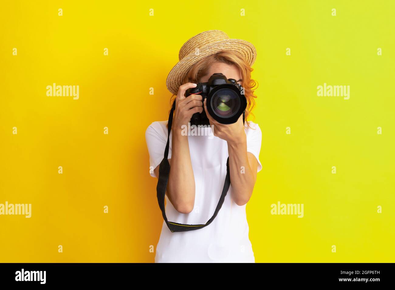 donna fotografo con macchina fotografica in paglia cappello fare foto, obiettivo Foto Stock