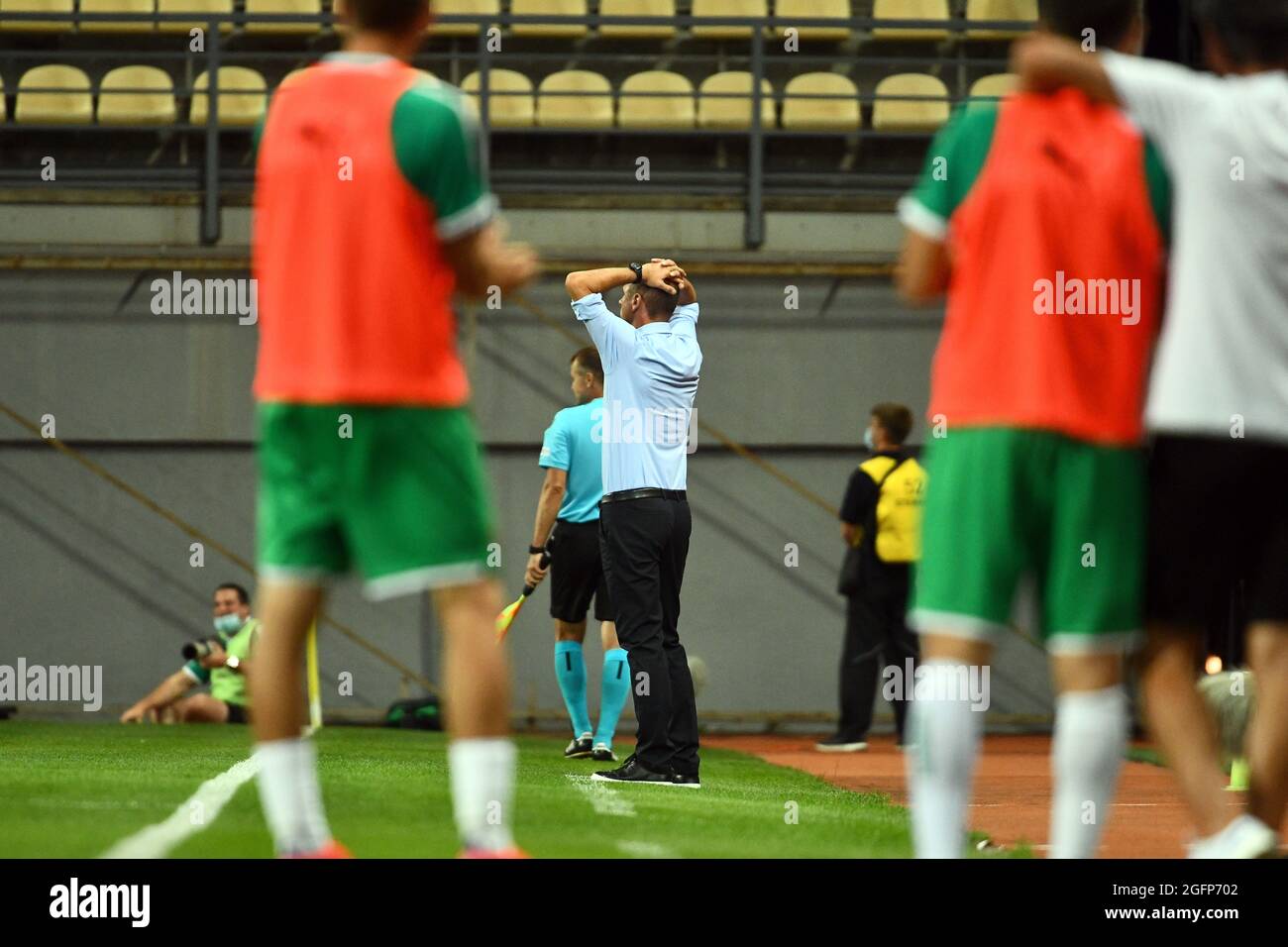 ZAPORIZHZHIA, UCRAINA - 26 AGOSTO 2021 - allenatore capo del FC Zorya Luhansk Viktor Skrypnyk guarda la partita della UEFA Europa League 2021/2022 contro SK Rapid Wien dal margine alla Slavutych Arena, Zaporizhzhzhia, Ucraina sudorientale. Foto Stock