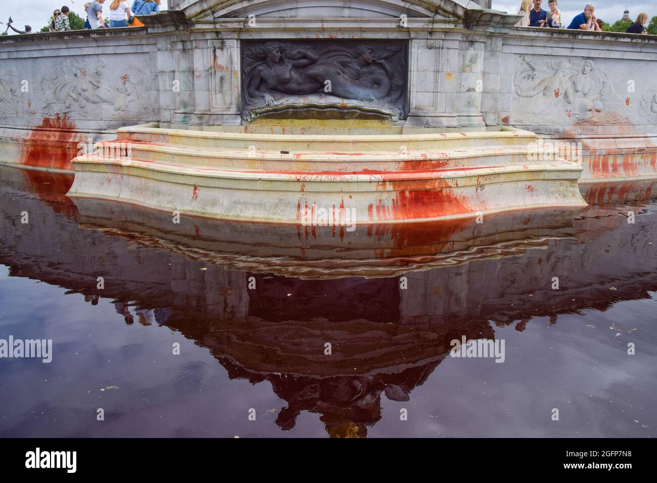 Londra, Regno Unito. 26 agosto 2021. Durante la protesta, al Victoria Memorial viene avvistato del sangue finto. Gli attivisti della ribellione animale riempirono e coprirono la fontana fuori da Buckingham Palace con sangue finto, per protestare contro l'uso della famiglia reale della sua vasta terra per l'agricoltura animale e la caccia. (Foto di Vuk Valcic/SOPA Images/Sipa USA) Credit: Sipa USA/Alamy Live News Foto Stock