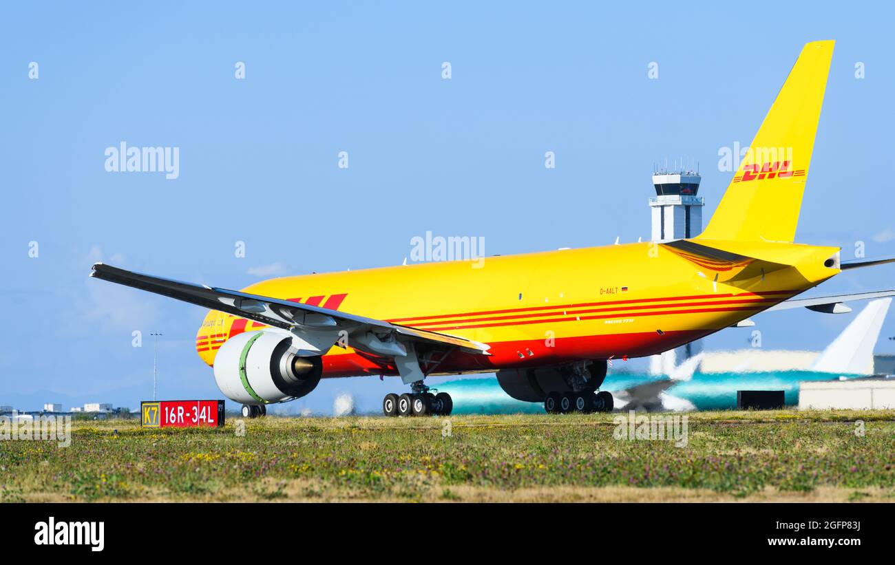 Everett, WA, USA - 23 agosto 2021; UN Boeing 777-200LR freighter in livrea DHL accanto al cartello indicatore pista è visto dal retro Foto Stock