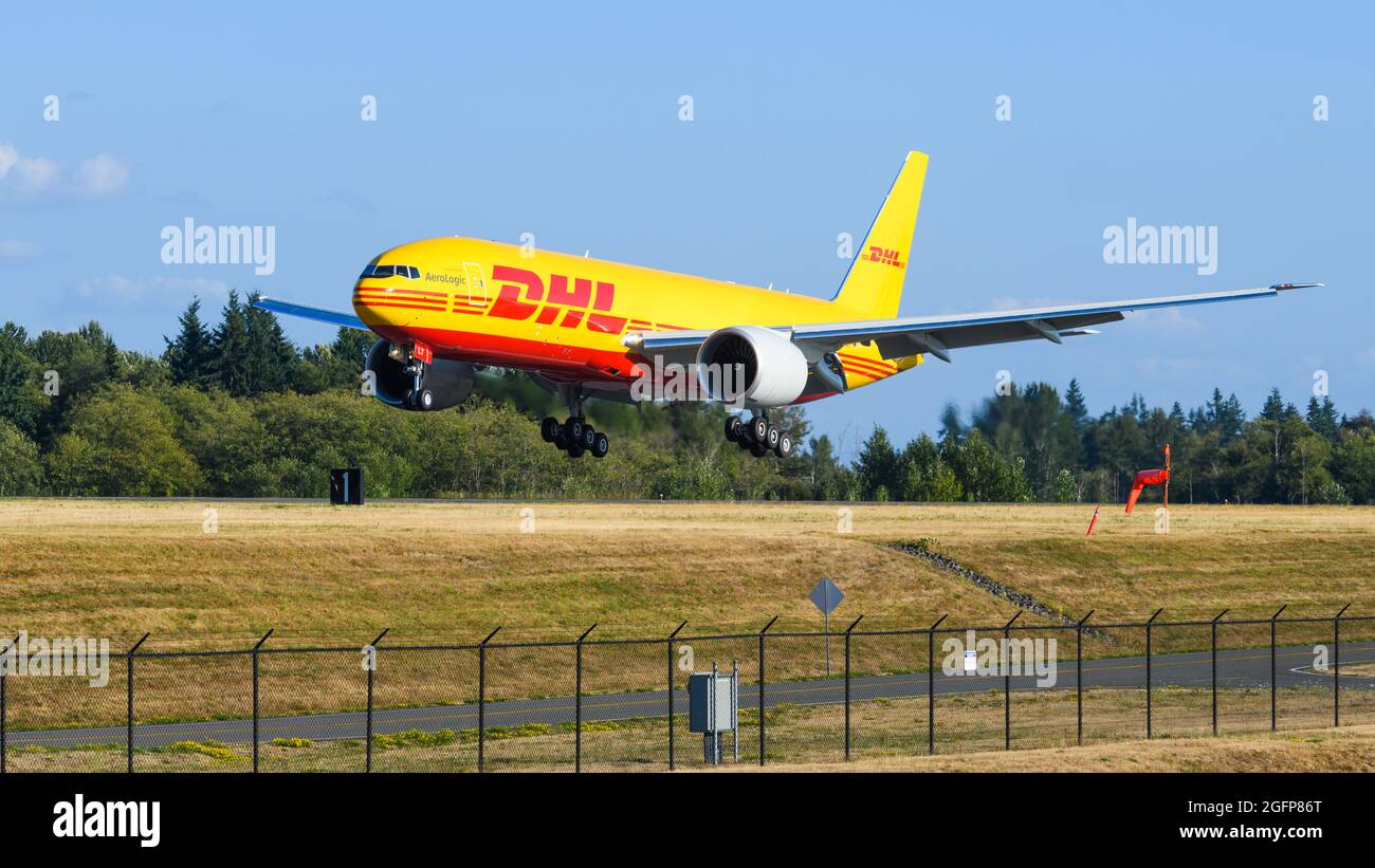 Everett, WA, USA - 23 agosto 2021; UN Boeing 777-200LR freighter in livrea DHL che atterra all'Everett Paine Field su un volo di prova prima della consegna Foto Stock