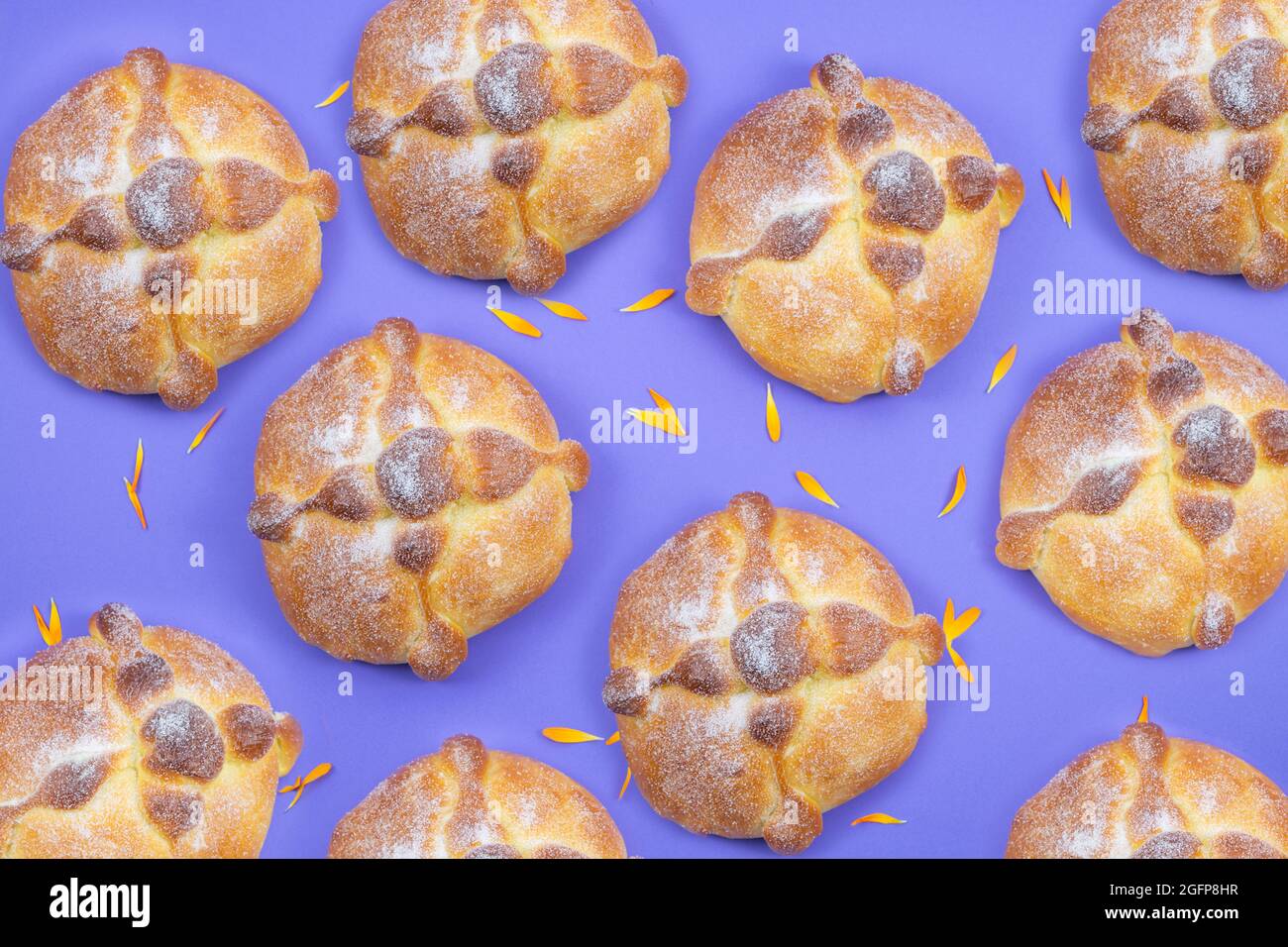 Pan de muerto su sfondo blu, tipico cibo messicano. Giorno della celebrazione dei morti. Spazio di copia. Vista dall'alto. Foto Stock