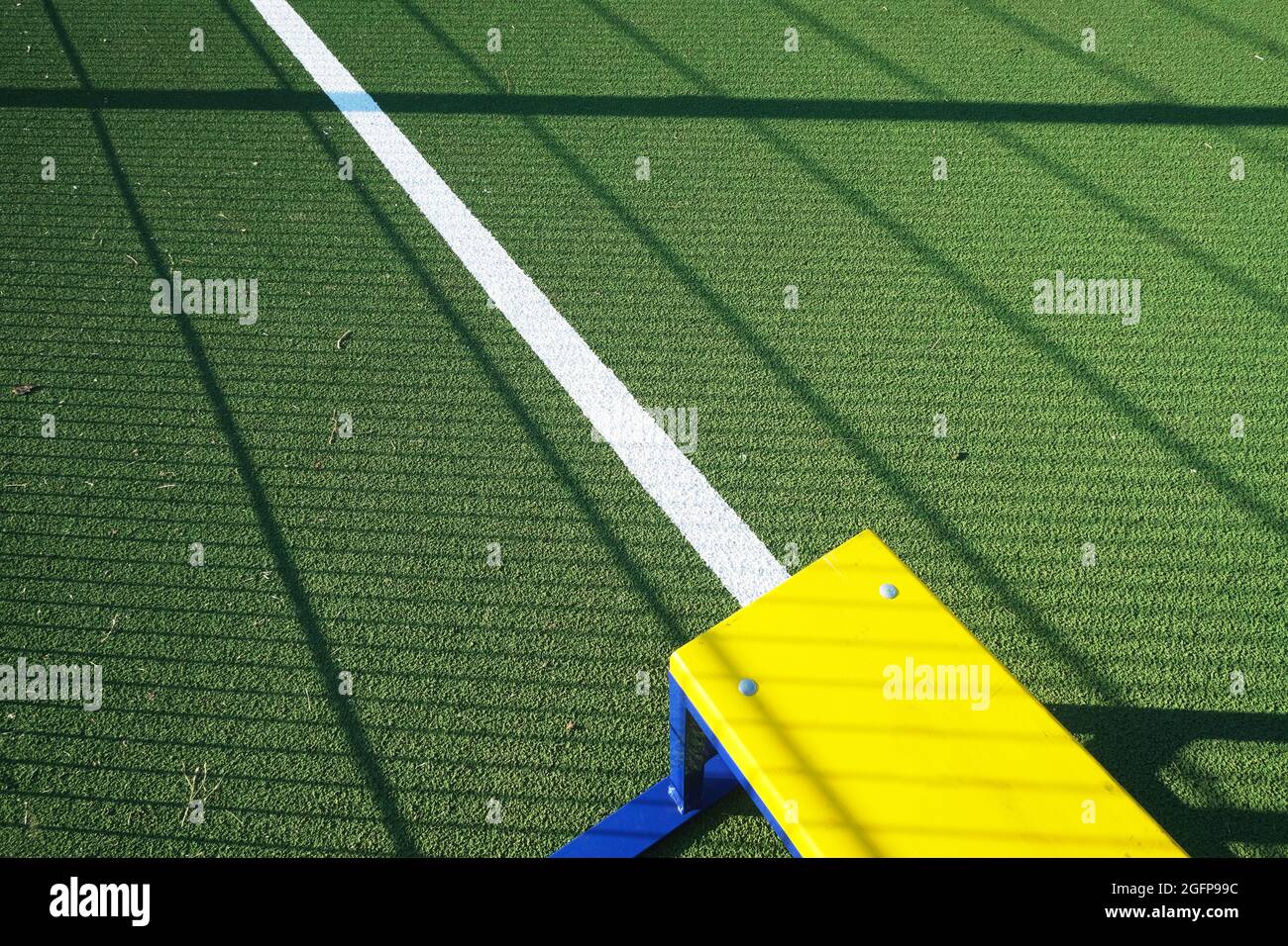 Parco giochi all'aperto con terreno gommato Foto Stock