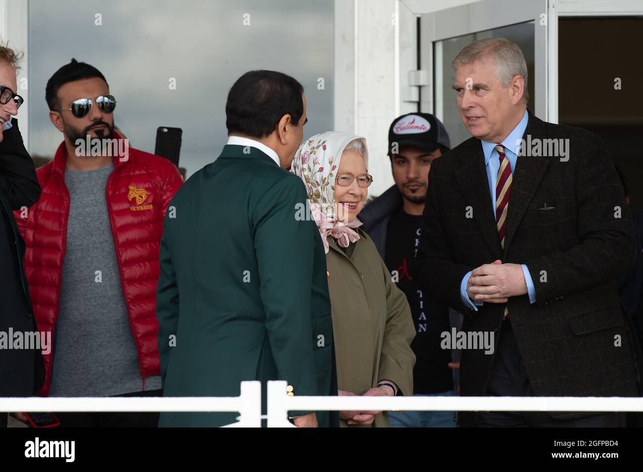 Windsor, Berkshire, Regno Unito. 12 maggio 2017. Sua Maestà il re Hamad bin Isa al Khalifa, re del Regno di Bahrain (L), sua Maestà la Regina e il principe Andrew, duca di York al Royal Windsor Endurance nel Windsor Great Park. Credit: Maureen McLean/Alamy Foto Stock