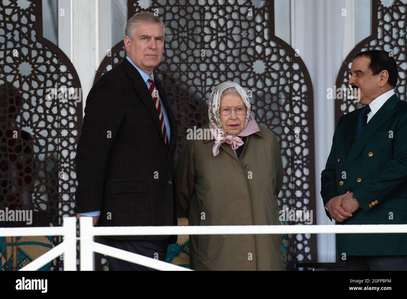 Windsor, Berkshire, Regno Unito. 12 maggio 2017. Il principe Andrew, duca di York e sua madre la regina Elisabetta II con sua Maestà il re Hamad bin Isa al Khalifa, re del Regno del Bahrain (R) al Royal Windsor Endurance nel Windsor Great Park. Credit: Maureen McLean/Alamy Foto Stock