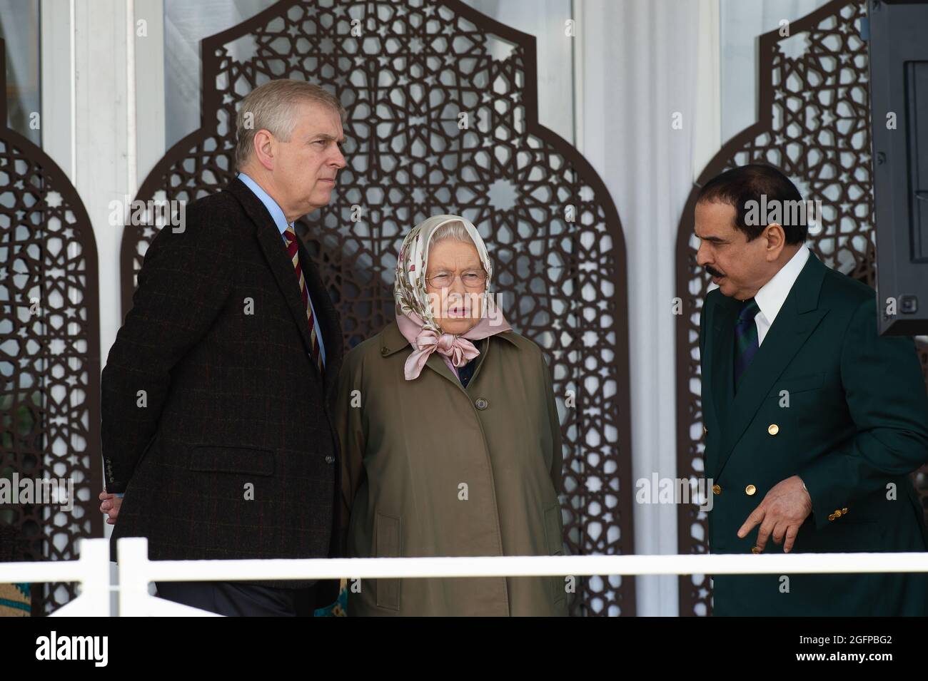 Windsor, Berkshire, Regno Unito. 12 maggio 2017. Il principe Andrew, duca di York e sua madre la regina Elisabetta II con sua Maestà il re Hamad bin Isa al Khalifa, re del Regno del Bahrain (R) al Royal Windsor Endurance nel Windsor Great Park. Credit: Maureen McLean/Alamy Foto Stock