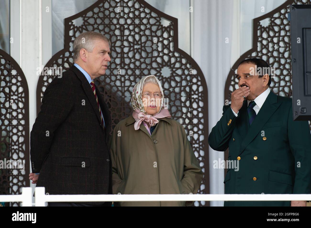 Windsor, Berkshire, Regno Unito. 12 maggio 2017. Il principe Andrew, duca di York e sua madre la regina Elisabetta II con sua Maestà il re Hamad bin Isa al Khalifa, re del Regno del Bahrain (R) al Royal Windsor Endurance nel Windsor Great Park. Credit: Maureen McLean/Alamy Foto Stock