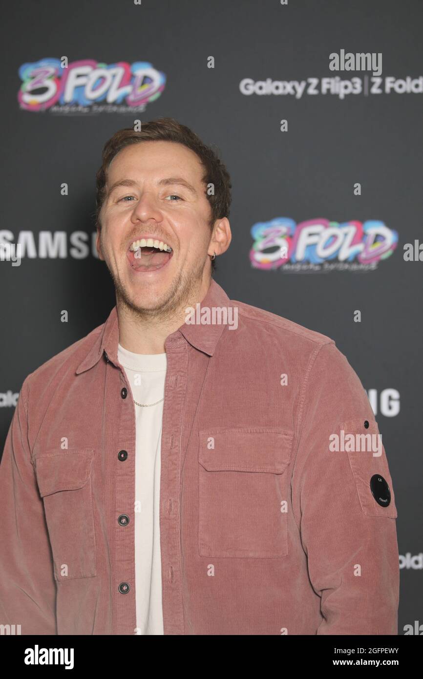 SOLO PER USO EDITORIALE Danny Jones partecipa a un concerto dal vivo di Yungblud accanto al London Community Gospel Choir e artista Aries Moross al Samsung KX di Londra, per lanciare i dispositivi Samsung Galaxy Z Fold3 e Z Flip3 che vanno in vendita il venerdì. Data foto: Giovedì 26 agosto 2021. Foto Stock