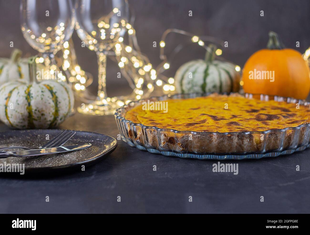 Giorno del ringraziamento. Rendimento di grazie sfondo autunnale di zucche e torta. Rendimento di grazie. Sfondo di ringraziamento. Foto Stock
