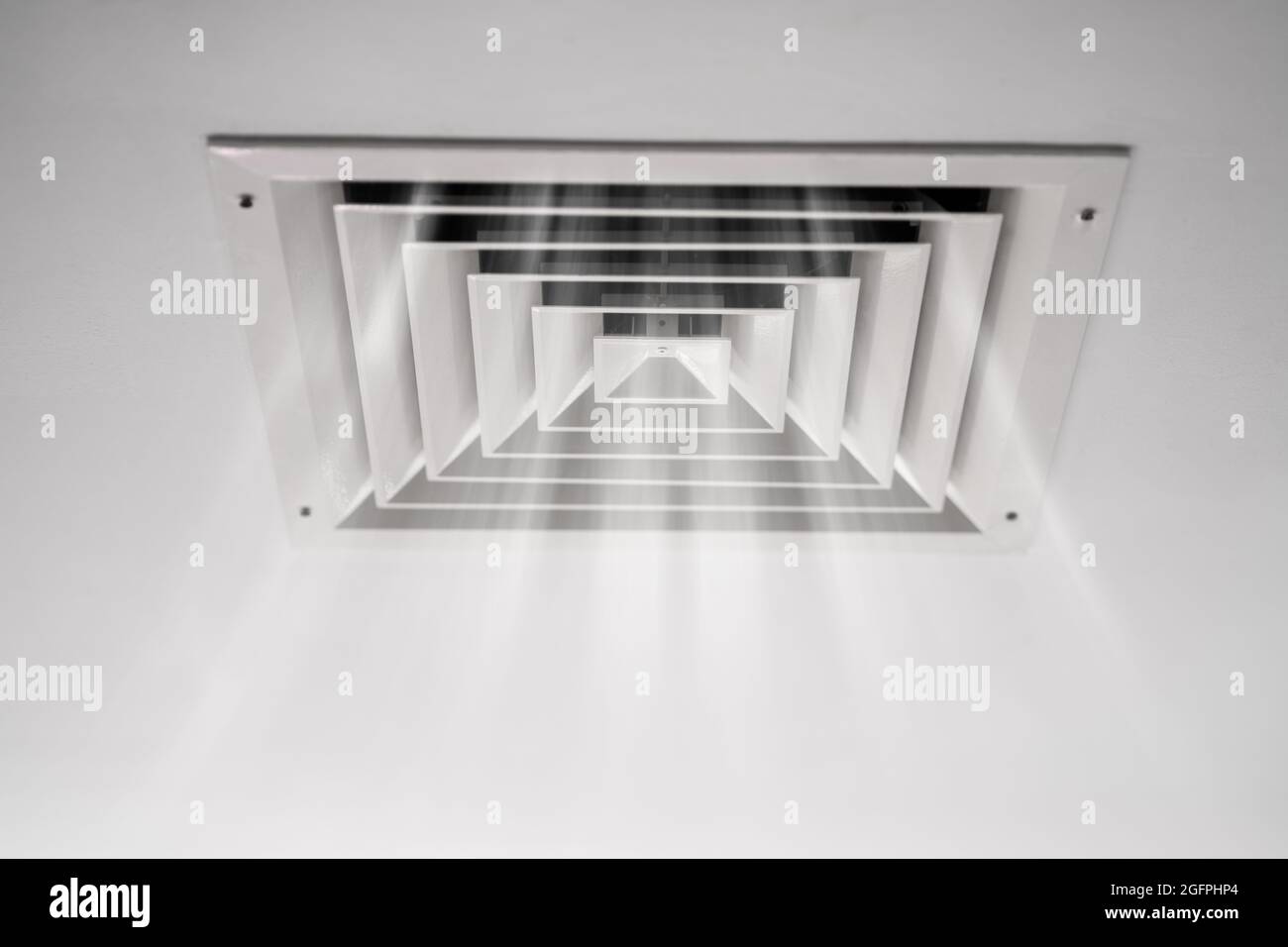 Ventilazione a soffitto della stanza di casa. Moderna bocchetta d'aria  interna Foto stock - Alamy