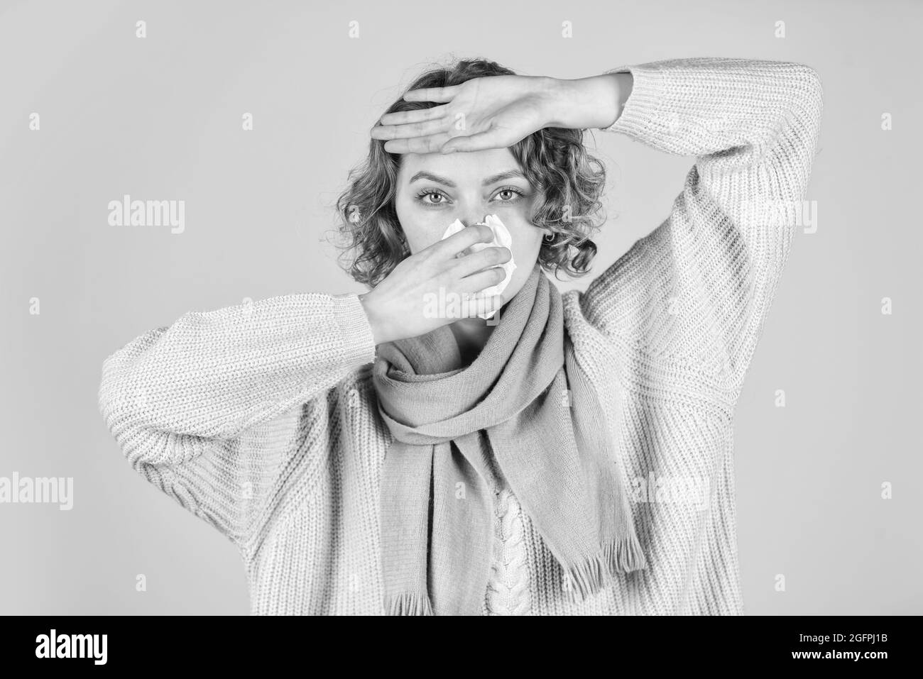 Donna con influenza fredda. Concetto di infezione da malattia. Malattia contagiosa respiratore malattia. Coronavirus, nuovo virus cinese. Epidemia pandemica. NCoV Foto Stock