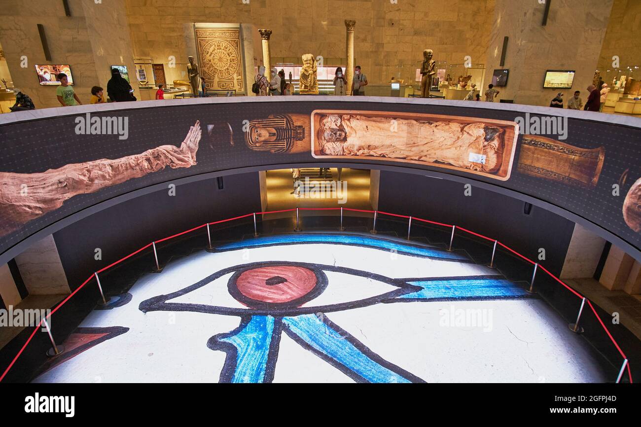 Il Museo Nazionale della civiltà Egiziana (NMEC) al Cairo, Egitto interno fucilato mostrando la sala principale con i visitatori all'interno Foto Stock