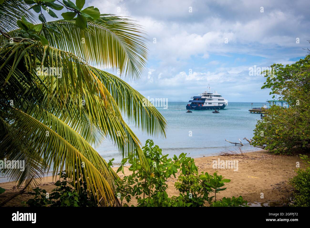 Uno yacht che riposa sull'acqua appena al largo della costa - Puerto Rico Foto Stock