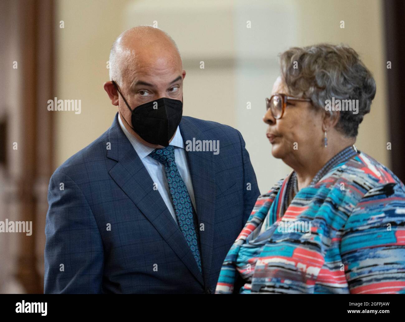 Austin Texas USA, 26 agosto 2021: Il democratico Chris Turner, D-Grand Prairie, è in piedi con il Rep. Senfrontia Thompson, D-Houston mentre la Casa del Texas discute SB 1, una misura guidata dai repubblicani che inasprirebbe le procedure di voto in Texas, compreso il divieto di voto alle 24 ore e le restrizioni alle elezioni per corrispondenza. Turner ha guidato il 34-day Democratic walkout che ha bloccato il progetto il mese scorso. Credit: Bob Daemmrich/Alamy Live News Foto Stock
