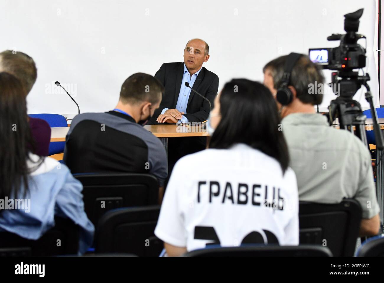 ZAPORIZHZHIA, UCRAINA - 26 AGOSTO 2021 - Capo allenatore del FC Zorya Luhansk Viktor Skrypnyk partecipa a una conferenza stampa dopo che le sue accuse perse 2-3 a SK Rapid Wien nel 2021/2022 gioco della UEFA Europa League 2° tappa, Zaporizhzhia, Ucraina sudorientale. Foto Stock