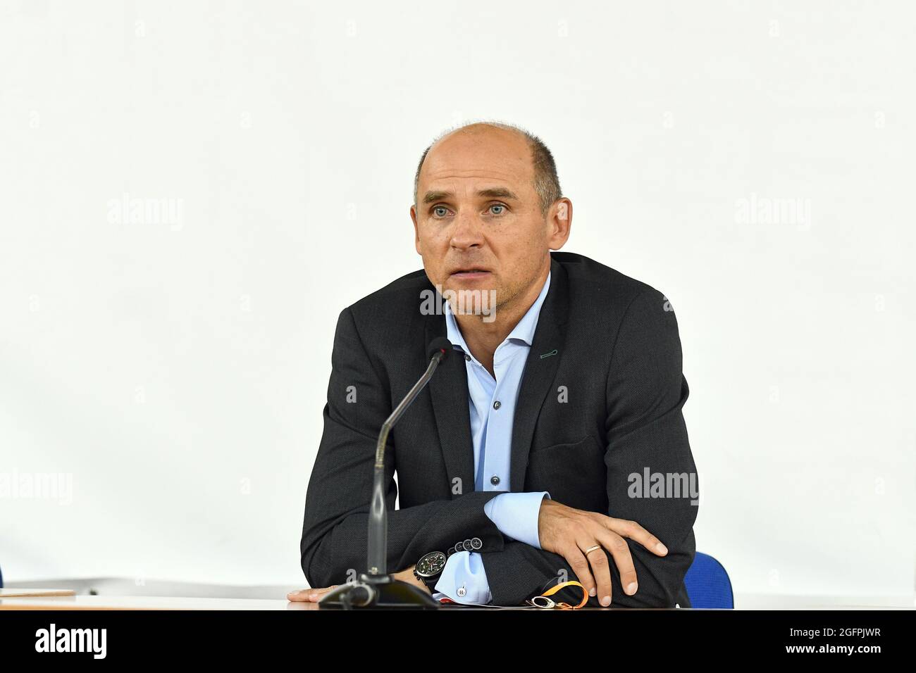 ZAPORIZHZHIA, UCRAINA - 26 AGOSTO 2021 - Capo allenatore del FC Zorya Luhansk Viktor Skrypnyk partecipa a una conferenza stampa dopo che le sue accuse perse 2-3 a SK Rapid Wien nel 2021/2022 gioco della UEFA Europa League 2° tappa, Zaporizhzhia, Ucraina sudorientale. Foto Stock