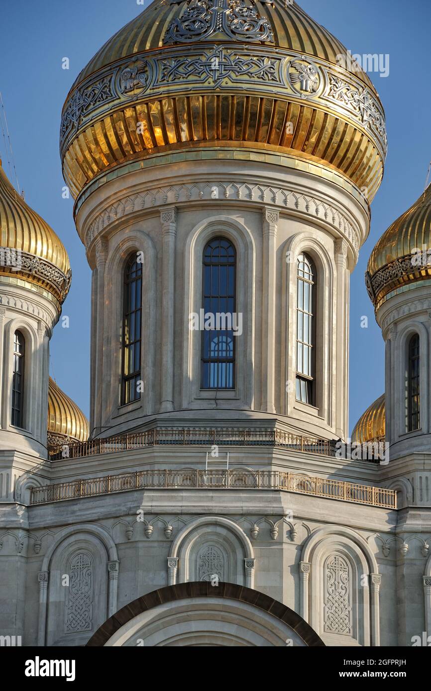 = il tamburo centrale della Chiesa della Risurrezione = il tamburo centrale sormontato da una splendida cupola dorata della Chiesa della Risurrezione sui terreni di Sretensky mona Foto Stock