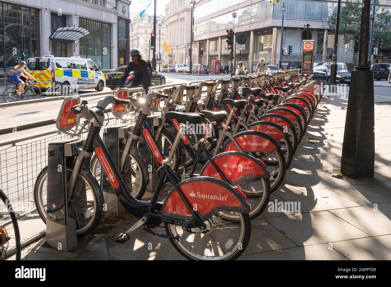 Santander Bikes Park in docking station pronto per i nuovi clienti nel centro di Londra, turistico hot spot, vacanze e pendolari Inghilterra Regno Unito Foto Stock