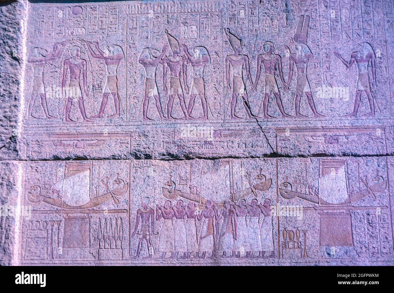 Karnak, Egitto, dicembre 1967. Tempio di Amun Ra. L'intaglio centrale-inferiore del rilievo del pannello mostra la barque di Amun Ra che è trasportato attraverso il mondo sotterraneo. IV secolo a.C. Foto Stock