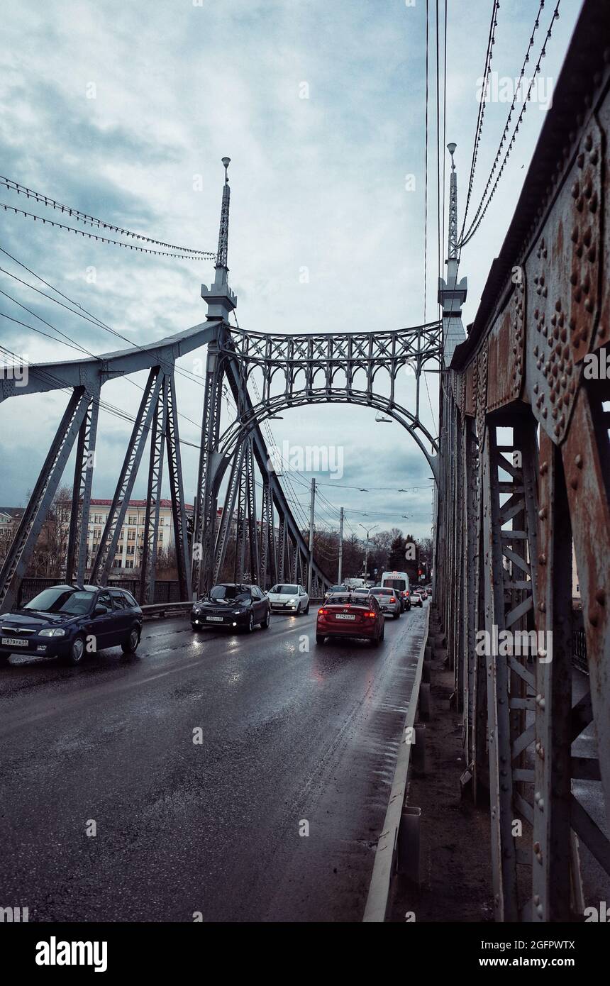 Vecchio ponte del Volga, Tver, Russia, nuvoloso ventoso freddo giorno in primavera Foto Stock