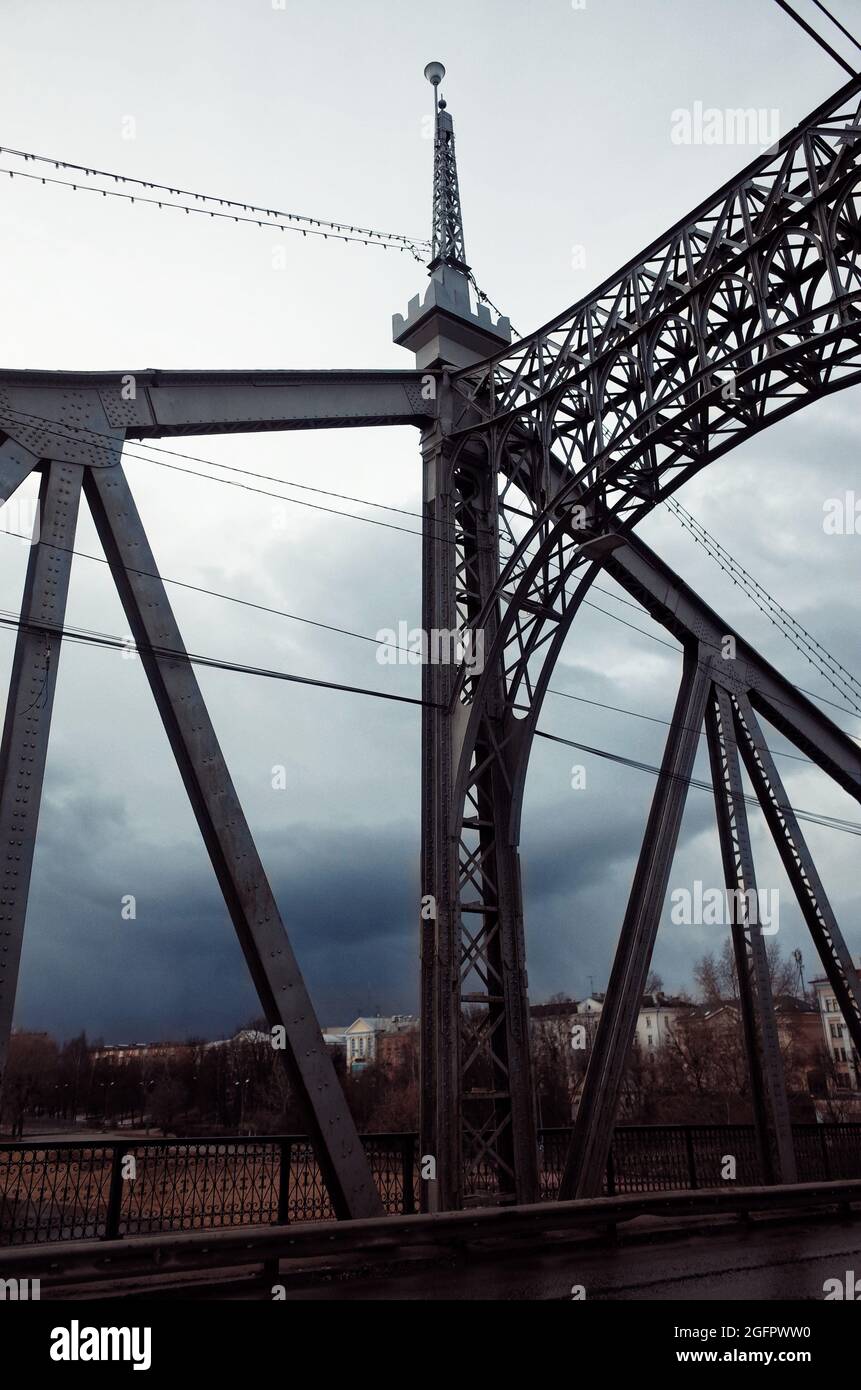 Vecchio ponte del Volga, Tver, Russia, nuvoloso ventoso freddo giorno in primavera Foto Stock