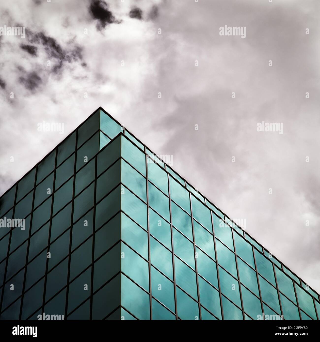 Le nuvole si riflettono sul lato del tribunale della contea di El Paso nel centro di El Paso, Texas. Foto Stock