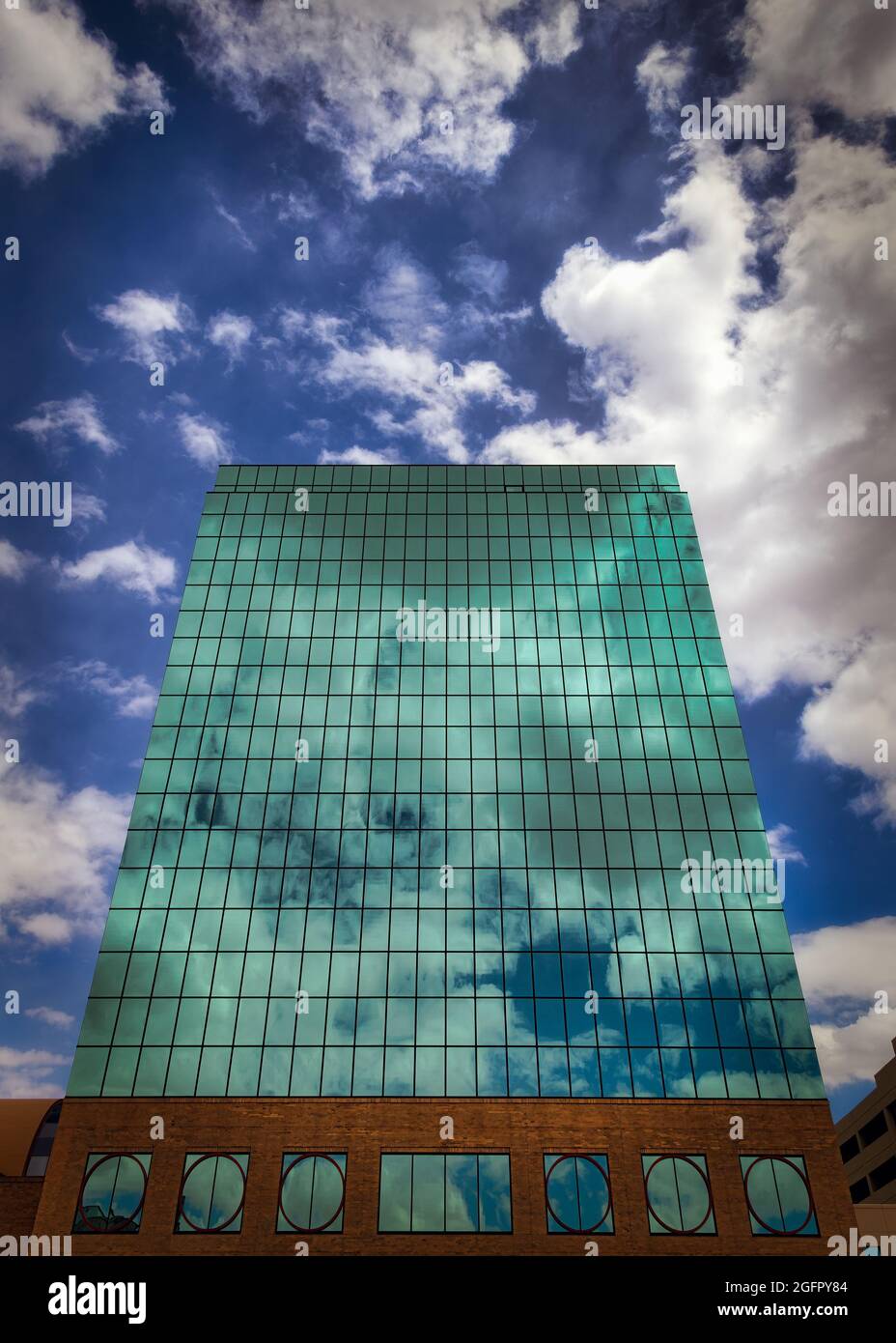 Le nuvole si riflettono sul lato del tribunale della contea di El Paso nel centro di El Paso, Texas. Foto Stock