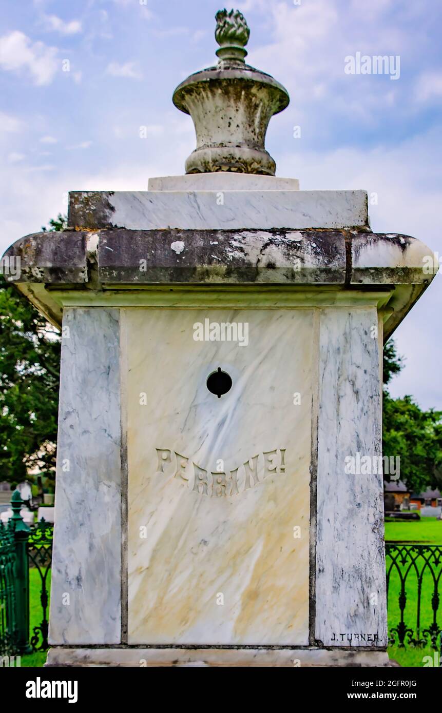 La tomba della famiglia Perrine è raffigurata nel cimitero di Magnolia, 14 agosto 2021, a Mobile, Alabama. Il cimitero di 120 acri contiene più di 80,000 tombe. Foto Stock