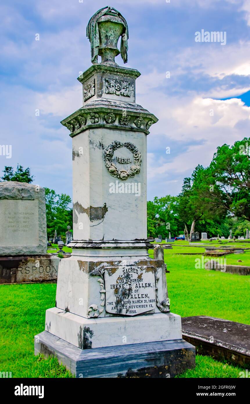 Una lapide è raffigurata in dettaglio al Cimitero Magnolia, 14 agosto 2021, a Mobile, Alabama. Il cimitero di 120 acri contiene più di 80,000 tombe. Foto Stock