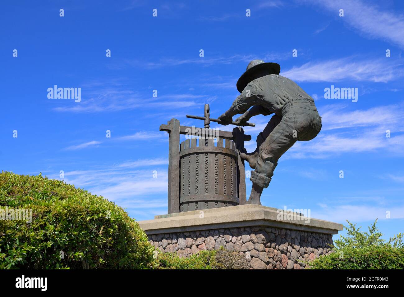 Una statua di un enologo che lavora con una stampa tradizionale del vino, Napa Valley Commons (Overlook) CA Foto Stock