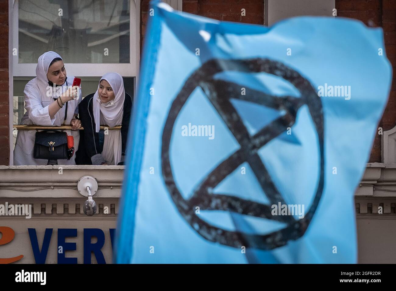 Extinction Rebellion (XR) giorno tre di azione sul cambiamento climatico che si marciò da Piccadilly Circus a Oxford Street, Londra, Regno Unito. Foto Stock