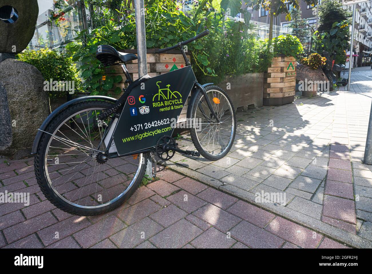 Riga, Lettonia. 22 agosto 2021. Noleggio bici su una strada nel centro della città Foto Stock