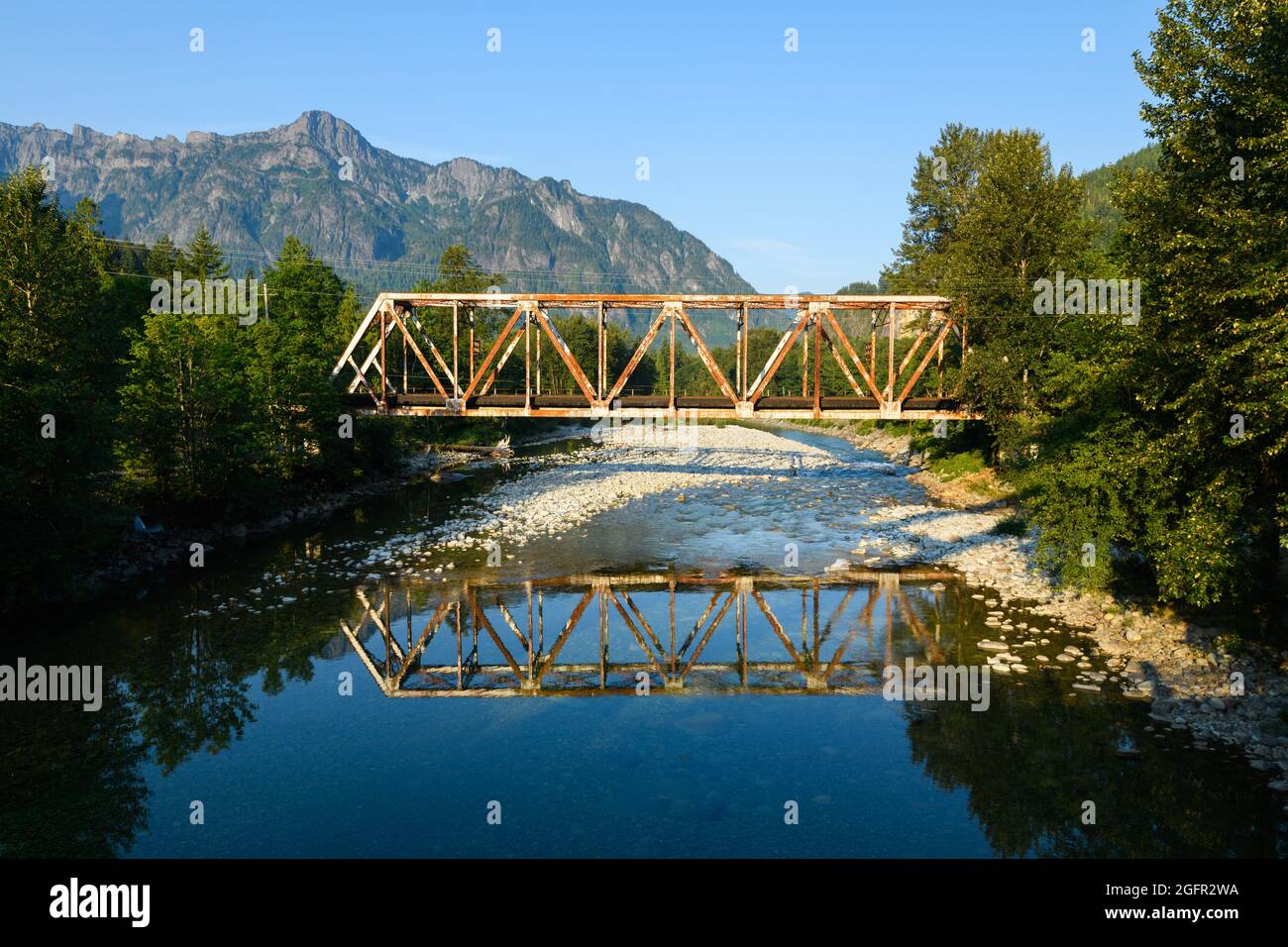 Index, WA, USA - 25 agosto 2021; una Warren attraverso il ponte a traliccio sopra la forcella Nord del fiume Skykomish in Index WA costruito dal Grande Nord Foto Stock