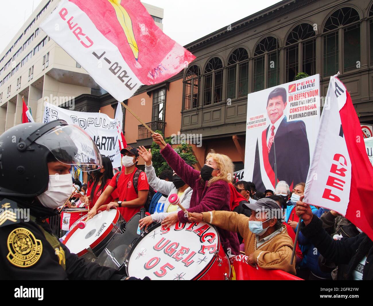 I sostenitori di Pedro Castillo, l'estrema sinistra presidente del Perù, sono scesi per le strade per sostenere il governo a metà della tensione politica. Foto Stock