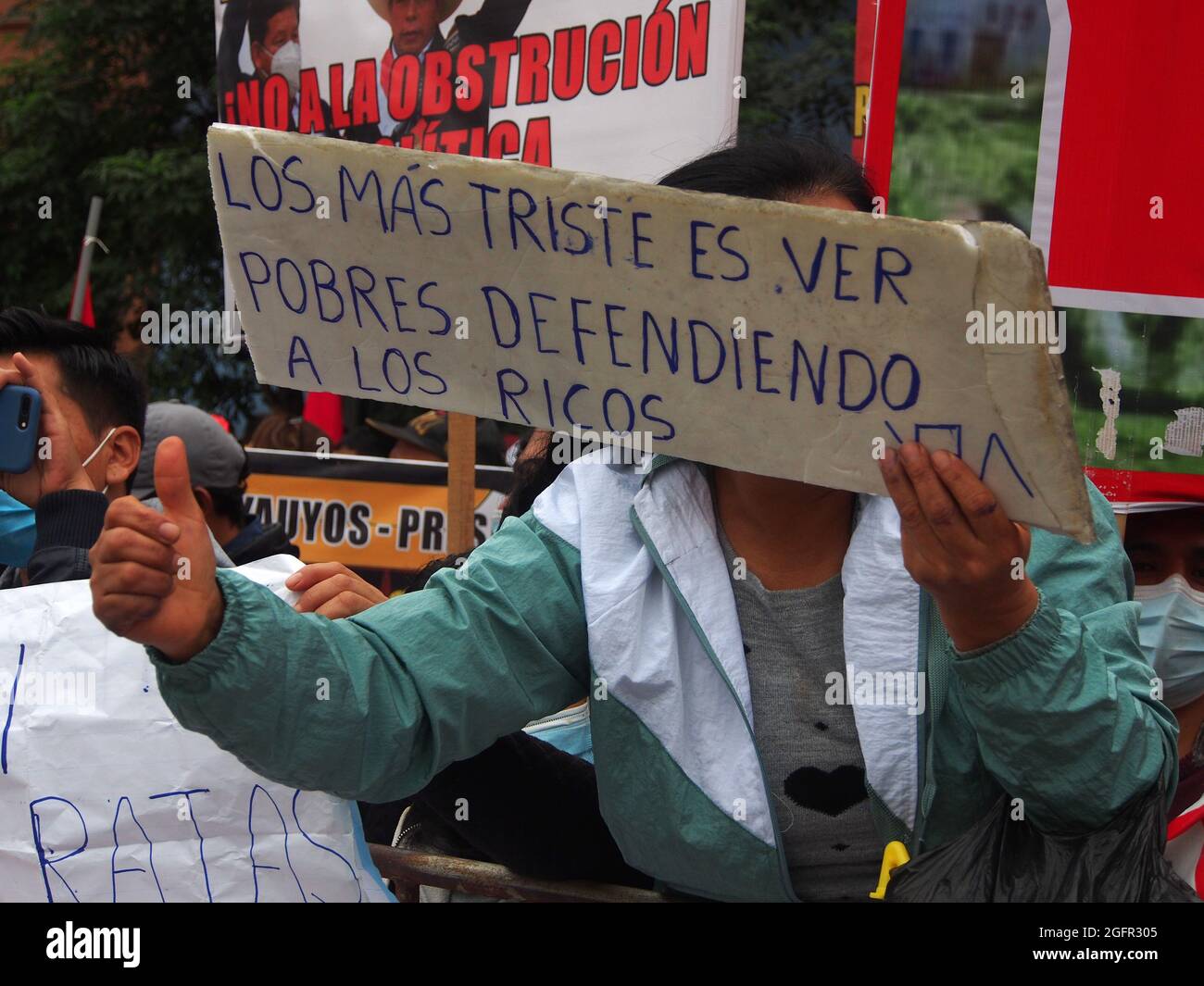 I sostenitori di Pedro Castillo, l'estrema sinistra presidente del Perù, sono scesi per le strade per sostenere il governo a metà della tensione politica. Foto Stock