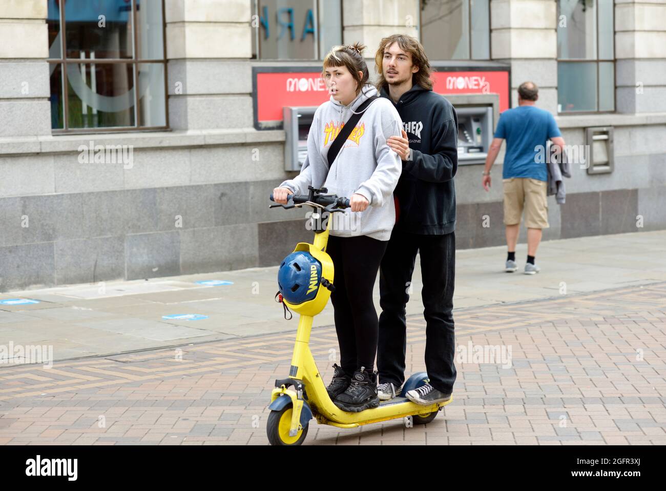 Giovane coppia, su scooter elettrico noleggiato, a Nottingham Foto Stock
