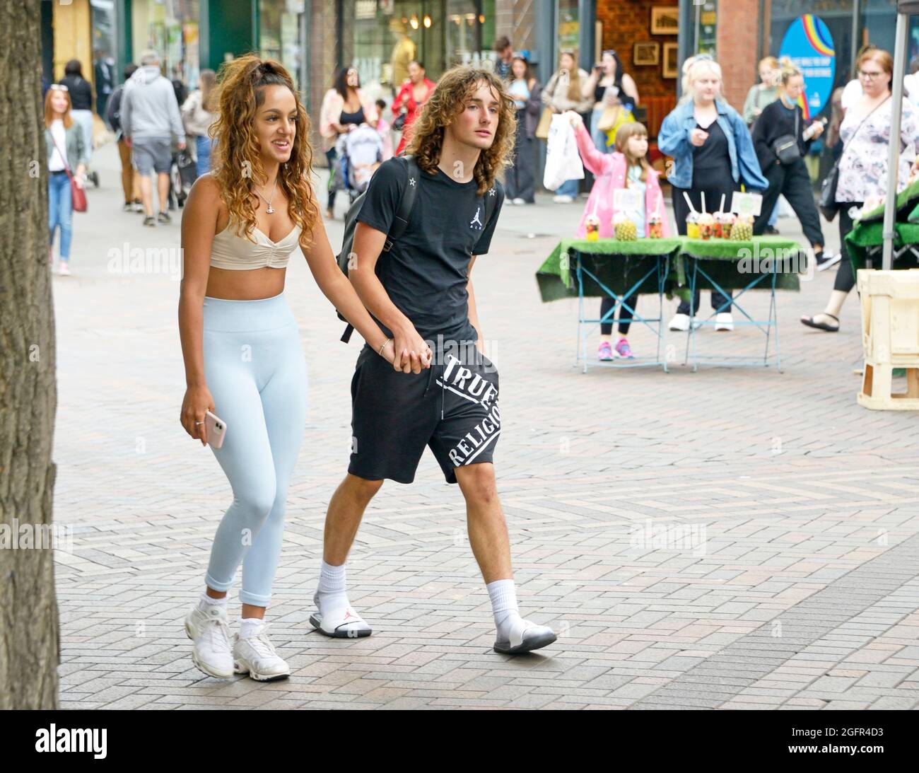 Giovane coppia, per strada, a Nottingham. Foto Stock