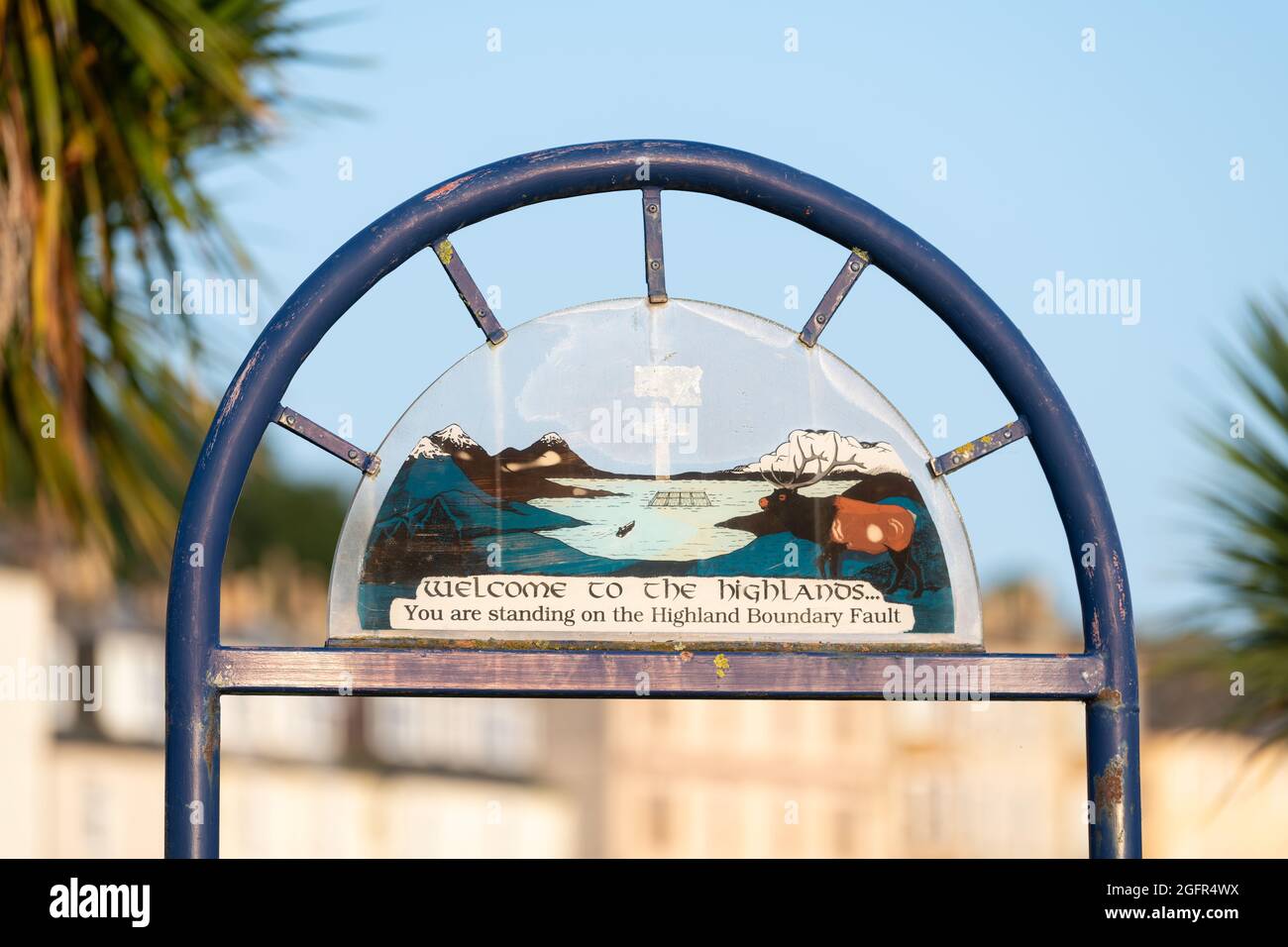 Rothesay Highland Boundary Fault Line - Welcome to the Highlands Sign - il contrario dice Welcome to the Lowlands - Rothesay, Isle of Bute, Scotland UK Foto Stock