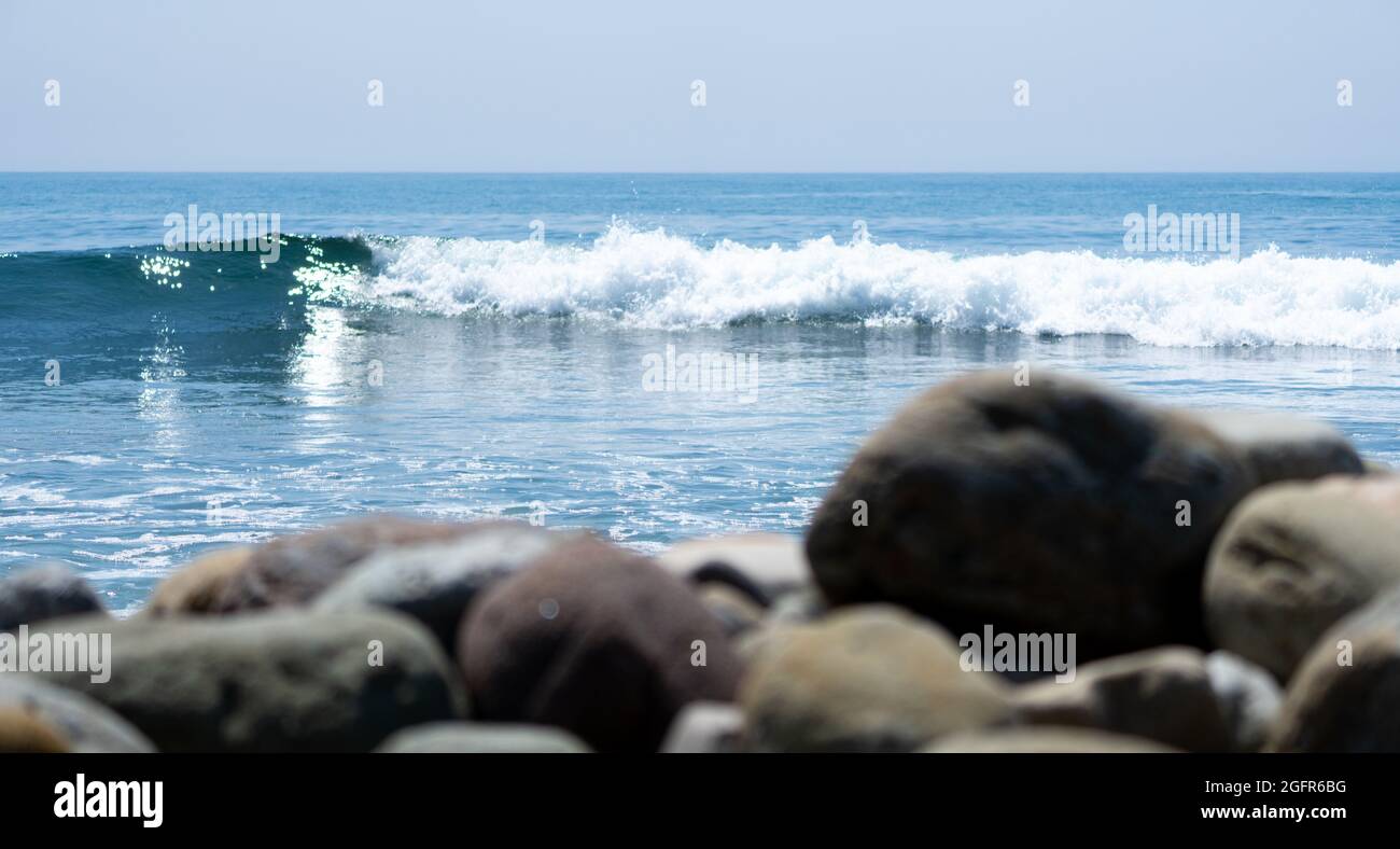 Le onde si infrangono su una costa rocciosa a Surfrider Beach a Malibu, California, USA Foto Stock