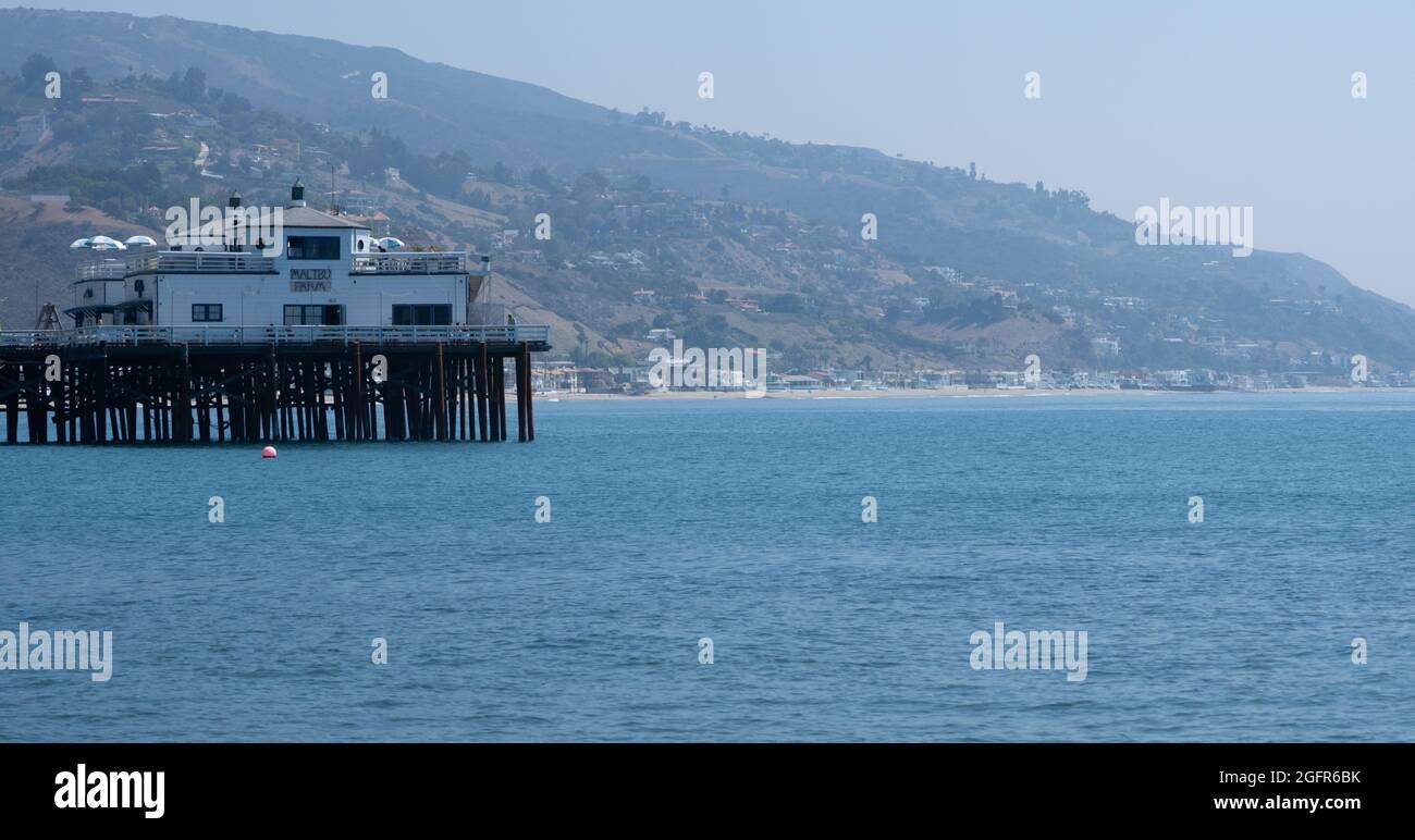 Molo di Malibu con le colline sullo sfondo a Malibu, California, USA Foto Stock