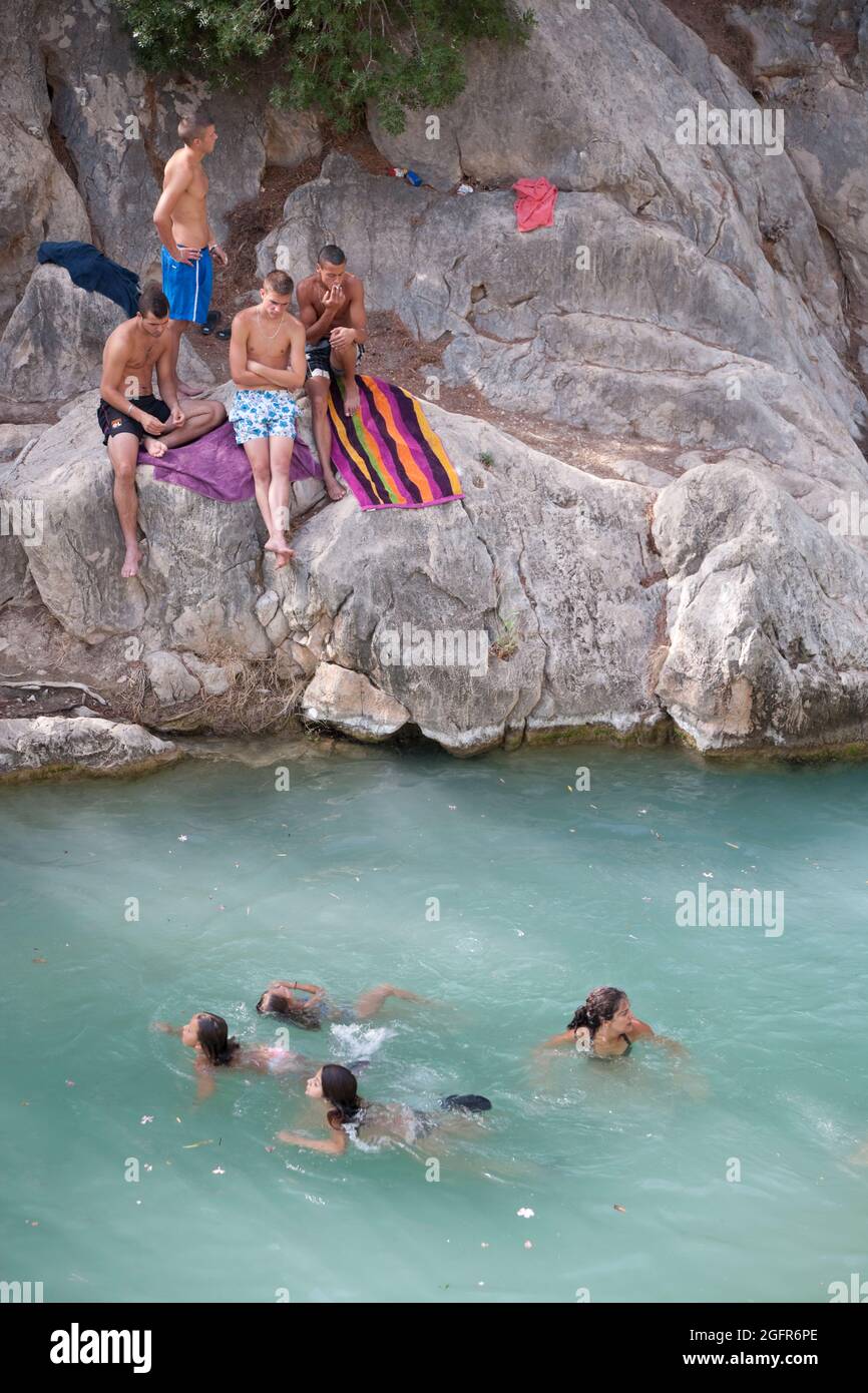 La gente di nuoto e divertirsi a Les Fonts de l'Agar, vicino Callosa, Spagna Foto Stock