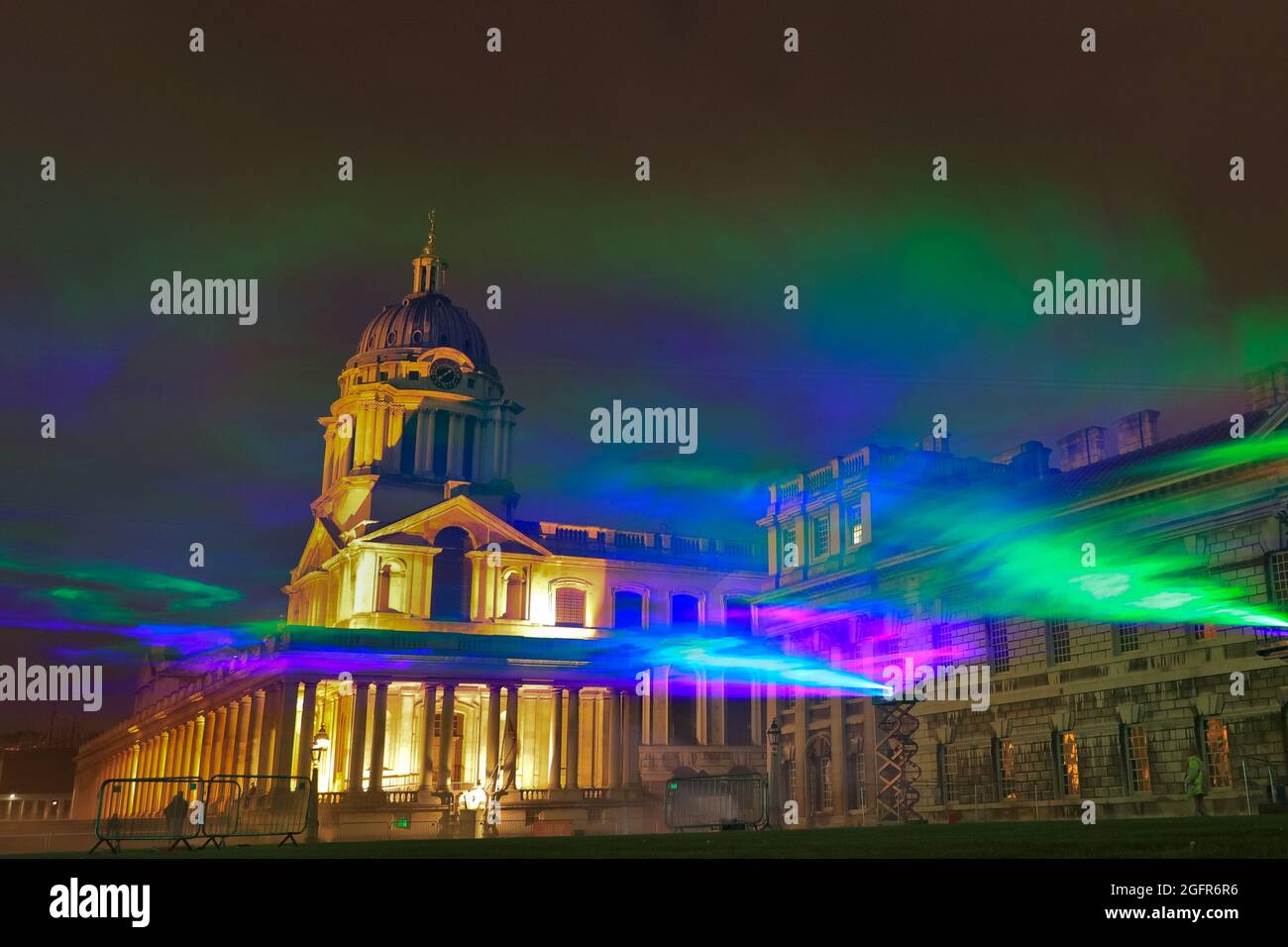 Greenwich, Londra, Regno Unito. 26 agosto 2021. 'Borealis' di Dan Archer illumina i cieli sopra l'Old Royal Naval College nel Royal Borough di Greenwich. 'Borealis' è una riproduzione ipnotizzante dell'aurora boreale nel cielo. Fa parte dell'annuale Greenwich and Docklands Festival, che si terrà dal 27 agosto all'11 settembre 2021. Credit: Imagplotter/Alamy Live News Foto Stock