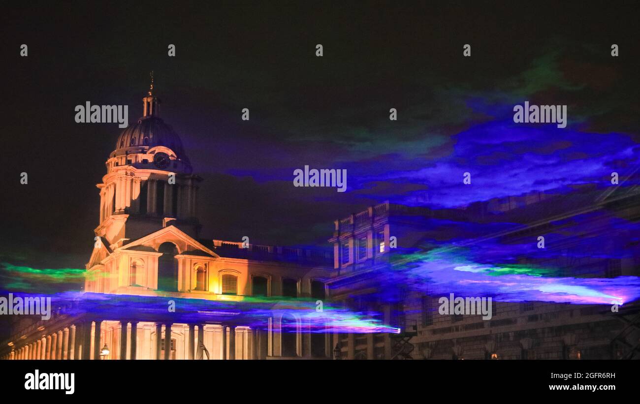 Greenwich, Londra, Regno Unito. 26 agosto 2021. 'Borealis' di Dan Archer illumina i cieli sopra l'Old Royal Naval College nel Royal Borough di Greenwich. 'Borealis' è una riproduzione ipnotizzante dell'aurora boreale nel cielo. Fa parte dell'annuale Greenwich and Docklands Festival, che si terrà dal 27 agosto all'11 settembre 2021. Credit: Imagplotter/Alamy Live News Foto Stock