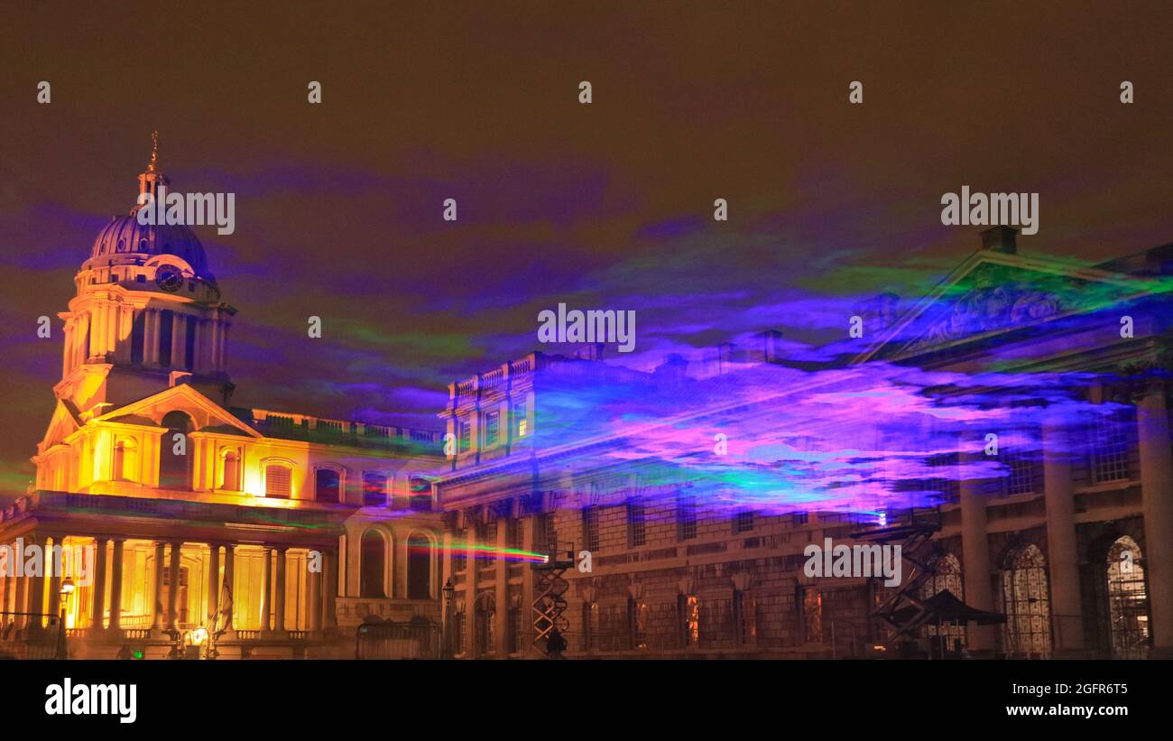 Greenwich, Londra, Regno Unito. 26 agosto 2021. 'Borealis' di Dan Archer illumina i cieli sopra l'Old Royal Naval College nel Royal Borough di Greenwich. 'Borealis' è una riproduzione ipnotizzante dell'aurora boreale nel cielo. Fa parte dell'annuale Greenwich and Docklands Festival, che si terrà dal 27 agosto all'11 settembre 2021. Credit: Imagplotter/Alamy Live News Foto Stock
