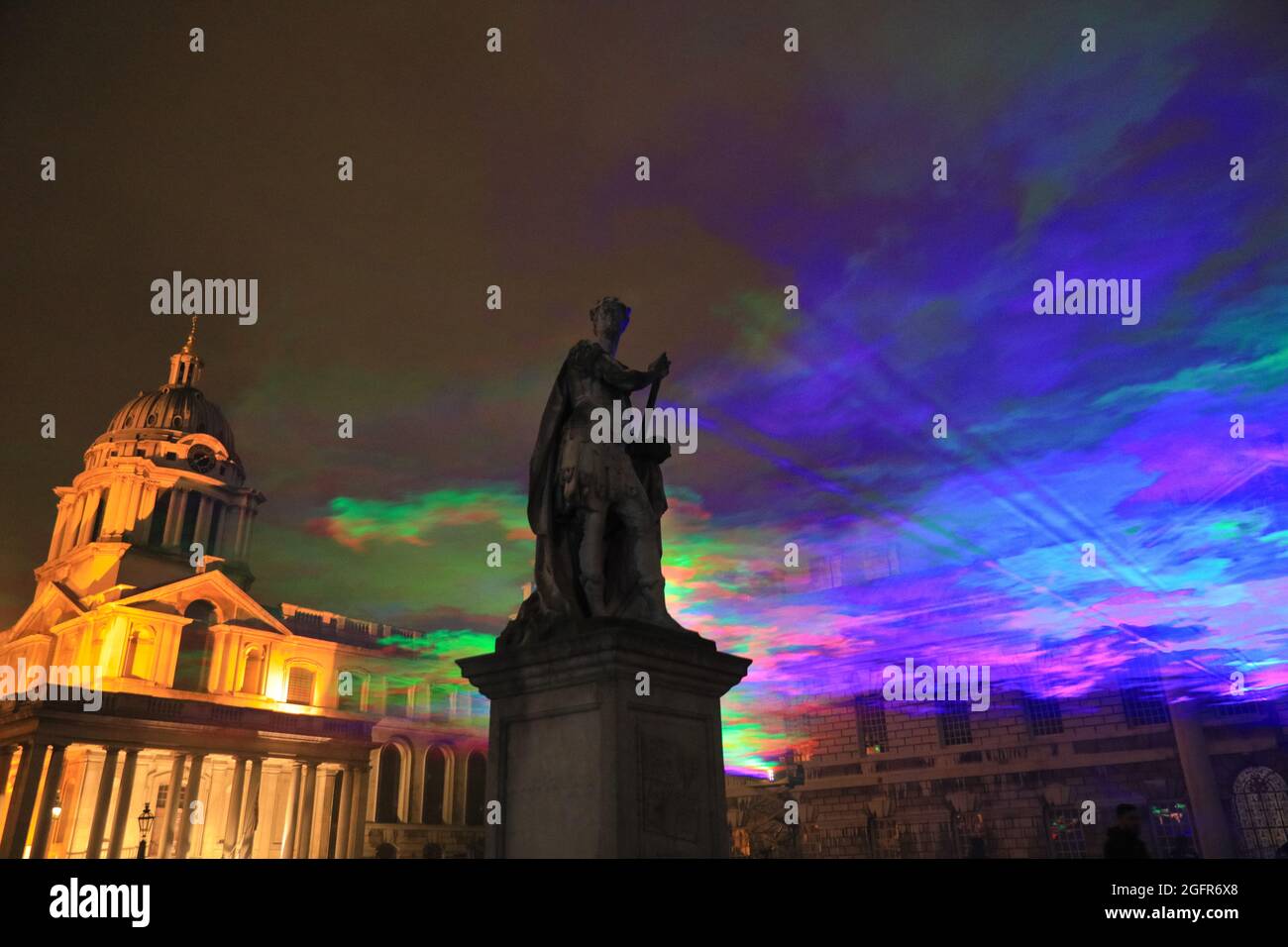 Greenwich, Londra, Regno Unito. 26 agosto 2021. 'Borealis' di Dan Archer illumina i cieli sopra l'Old Royal Naval College nel Royal Borough di Greenwich. 'Borealis' è una riproduzione ipnotizzante dell'aurora boreale nel cielo. Fa parte dell'annuale Greenwich and Docklands Festival, che si terrà dal 27 agosto all'11 settembre 2021. Credit: Imagplotter/Alamy Live News Foto Stock